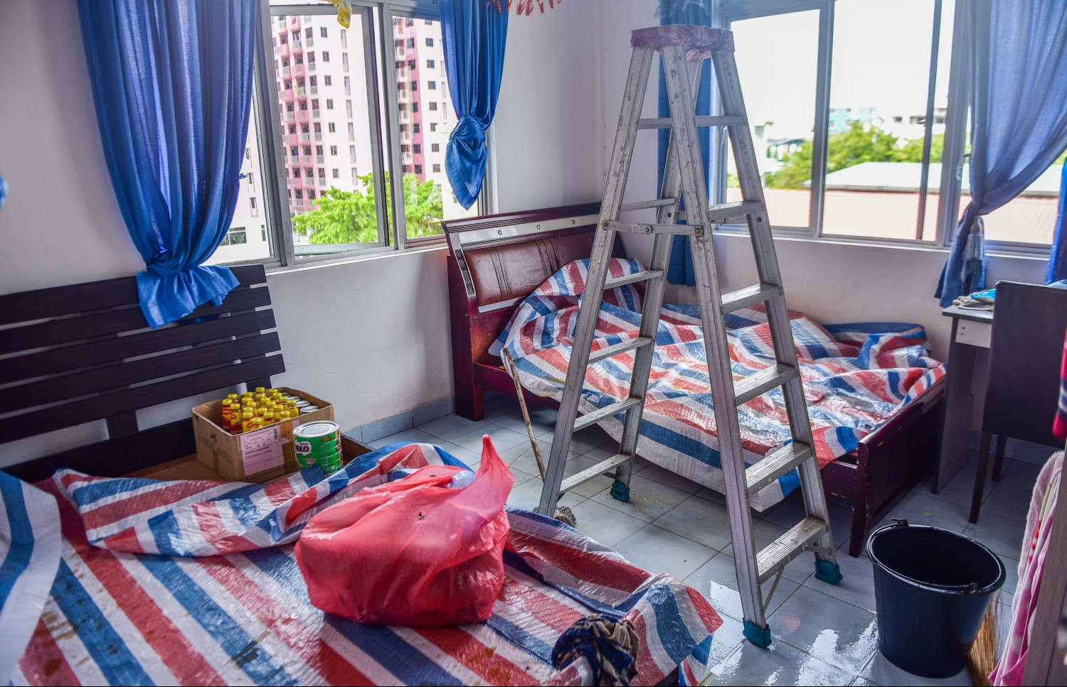 މާލޭ ހިޔާ ފުލެޓަކަށް ފެން ފައިބައިތީ އެނދުގައި ސަތަރި އަޅާފައި: ބަައެއް ފްލެޓްތަކަށް ވަނީ ގެއްލުން ލިބިފައި -- މިހާރު ފޮޓޯ: ނިޝާން އަލީ