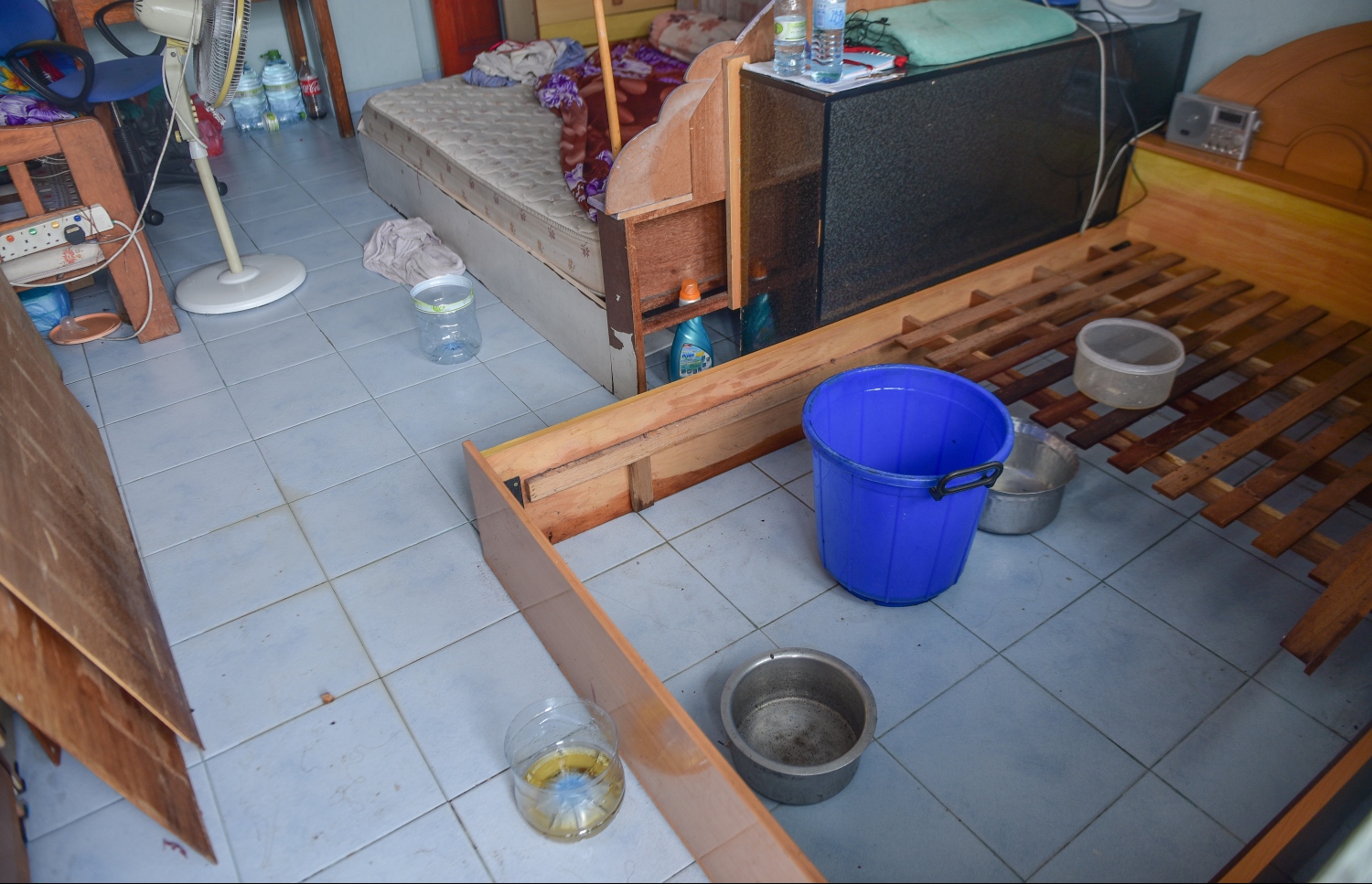 މިދިޔަ ޖެނުއަރީ މަހުގެ ތެރޭގައި ސިނަމާލް ފްލެޓުގެ އެޕާޓްމެންޓެއްގެ ސީލިންގުން ފެންފައިބައި އެ ގޭގައި ގެންގުޅޭ ގިނަ އަދަދެއްގެ މުދާ ހަލާކުވެފައި: ފްލެެޓްތަކުގައި ދިރިއުޅޭ މީހުންނަށް އިހުމާލުވީ ސިޓީ ކައުންސިލުން ކަމަށް ސަރުކާރުން ބުނޭ.  -- މިހާރު ފޮޓޯ: ނިޝާން އަލީ