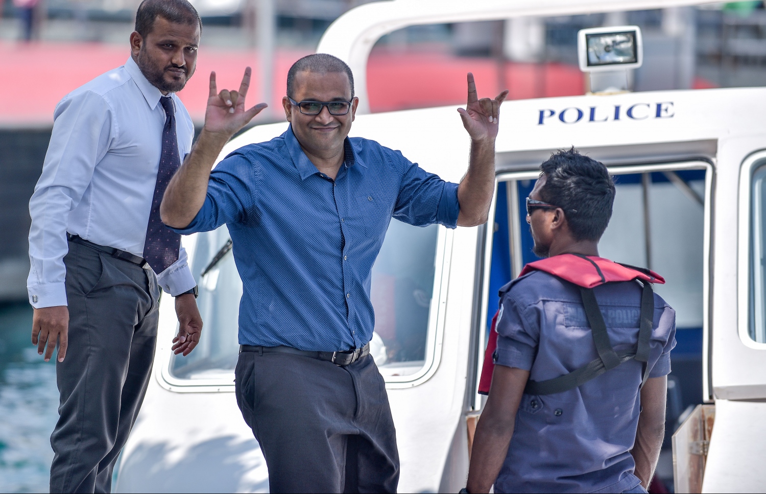 ސިވިލް ކޯޓުގައި މި މަހުގެ ކުރީކޮޅު ބޭއްވި ޝަރީއަތަށް ފަހު، އަދީބު އަނބުރާ ދޫނިދު އަށް ގެންދަނީ.---ފޮޓޯ: ނިޝާން އަލީ/މިހާރު