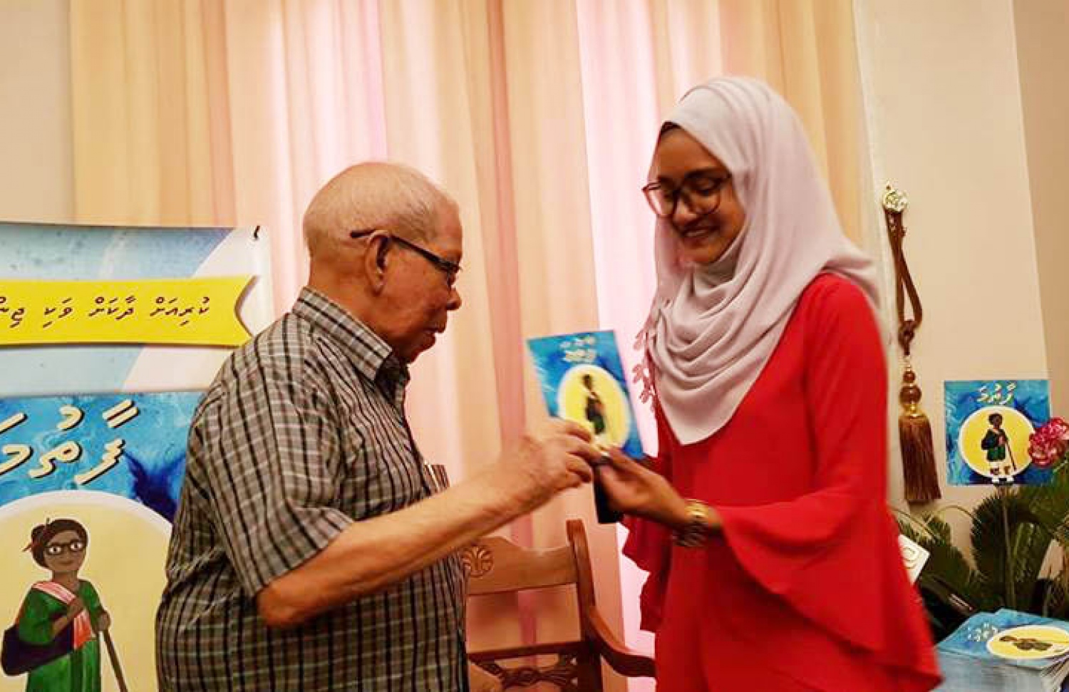 "ފާތުމަ" ނެރުމުގެ ހަފްލާގައި ނާޝިޔާ، ދިވެހި ބަހުގެ މުދައްރިސް އަބްދުﷲ ސޯދިގު (ސޯދުބެ)އާ އެކު --ފޮޓޯ: މުހައްމަދު ސަލީމް