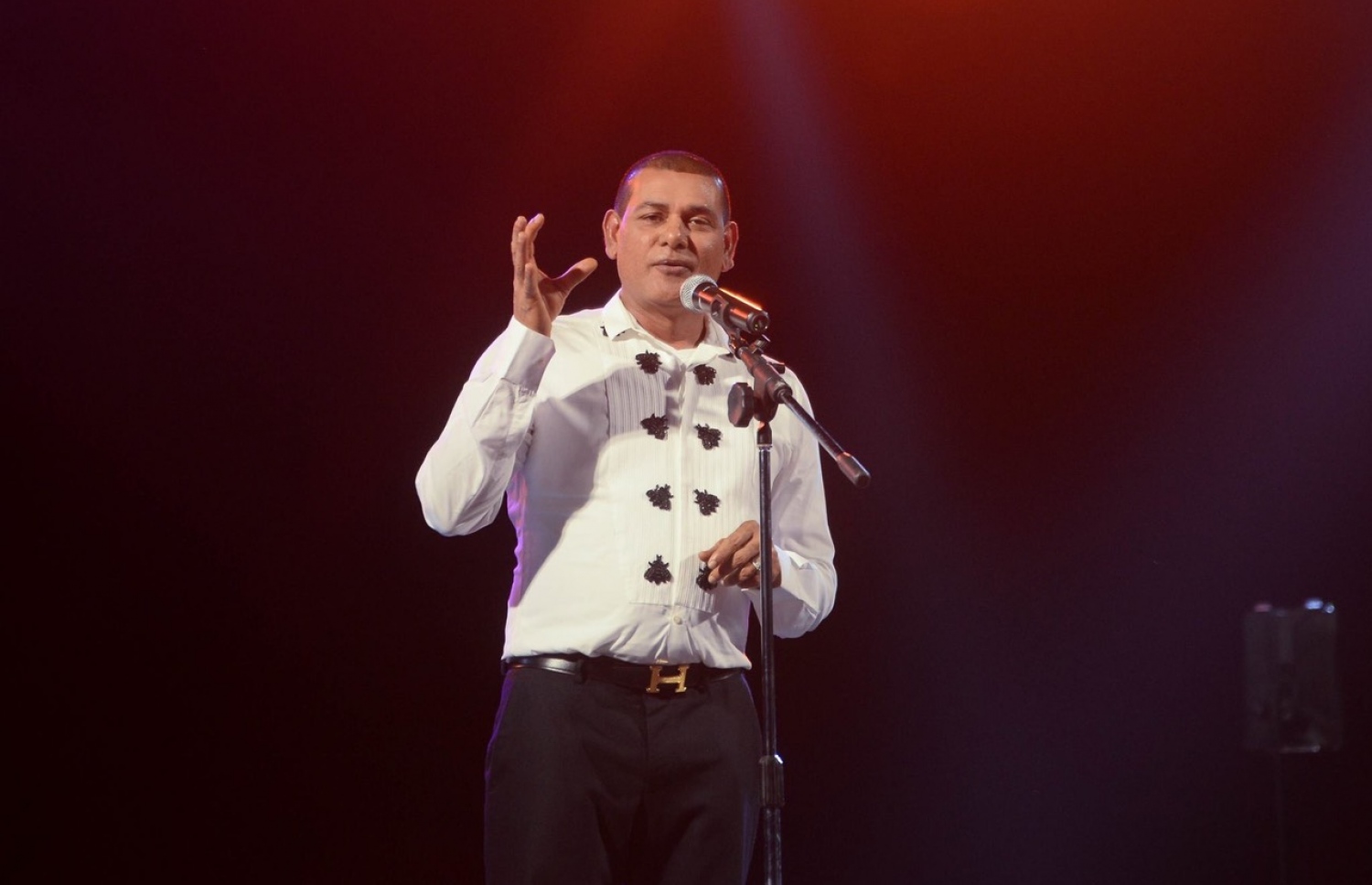 ހުޅުމާލެ: ޖެނުއަރީ 3، 2018- ސޮދަގާތު ފައުންޑޭޝަނުން އިންތިޒާމްކޮށްގެން ބޭއްވި މިދިޔަ އަހަރުގެ ހިތާނީ ފެސްޓިވަލް ނިންމުމުގެ ހަފުލާގައި، އެމްޑީއޭގެ ލީޑަރު އަދި މީދޫ ދާއިރާގެ މެމްބަރު އަހުމަދު ސިޔާމް ވާހަކަ ދައްކަވަނީ.---ފޮޓޯ: އެމްޑީއޭ