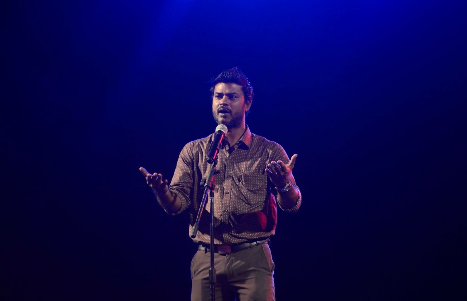 ހުޅުމާލެ: ޖެނުއަރީ 3، 2018- ސޮދަގާތު ފައުންޑޭޝަނުން އިންތިޒާމްކޮށްގެން ބޭއްވި މިދިޔަ އަހަރުގެ ހިތާނީ ފެސްޓިވަލް ނިންމުމުގެ ހަފުލާގައި، އެ ފައުންޑޭޝަންގެ މެމްބަރު އަދި ރައީސް އޮފީހުގެ ތަރުޖަމާން އިބްރާހިމް މުއާޒް ވާހަކަ ދައްކަވަނީ.---ފޮޓޯ: އެމްޑީއޭ