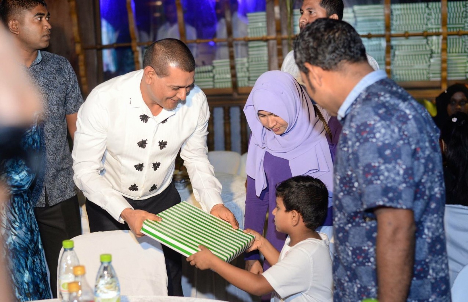 ހުޅުމާލެ: ޖެނުއަރީ 3، 2018- ސޮދަގާތު ފައުންޑޭޝަނުން އިންތިޒާމްކޮށްގެން ބޭއްވި މިދިޔަ އަހަރުގެ ހިތާނީ ފެސްޓިވަލް ނިންމުމުގެ ރަސްމިއްޔާތުގައި، އެމްޑީއޭގެ ލީޑަރު އަދި މީދޫ ދާއިރާގެ މެމްބަރު އަހުމަދު ސިޔާމް، އެ ފެސްޓިވަލްގައި ބައިވެރި ކުއްޖަކަށް ހަދިޔާއެއް ދެއްވަނީ.---ފޮޓޯ: އެމްޑީއޭ