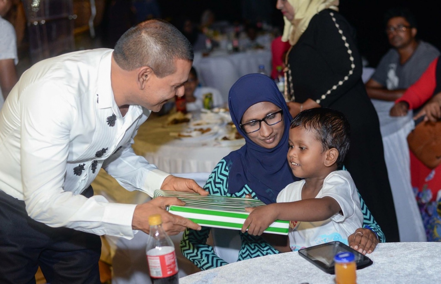 ހުޅުމާލެ: ޖެނުއަރީ 3، 2018- ސޮދަގާތު ފައުންޑޭޝަނުން އިންތިޒާމްކޮށްގެން ބޭއްވި މިދިޔަ އަހަރުގެ ހިތާނީ ފެސްޓިވަލް ނިންމުމުގެ ރަސްމިއްޔާތުގައި، އެމްޑީއޭގެ ލީޑަރު އަދި މީދޫ ދާއިރާގެ މެމްބަރު އަހުމަދު ސިޔާމް، އެ ފެސްޓިވަލްގައި ބައިވެރި ކުއްޖަކަށް ހަދިޔާއެއް ދެއްވަނީ.---ފޮޓޯ: އެމްޑީއޭ