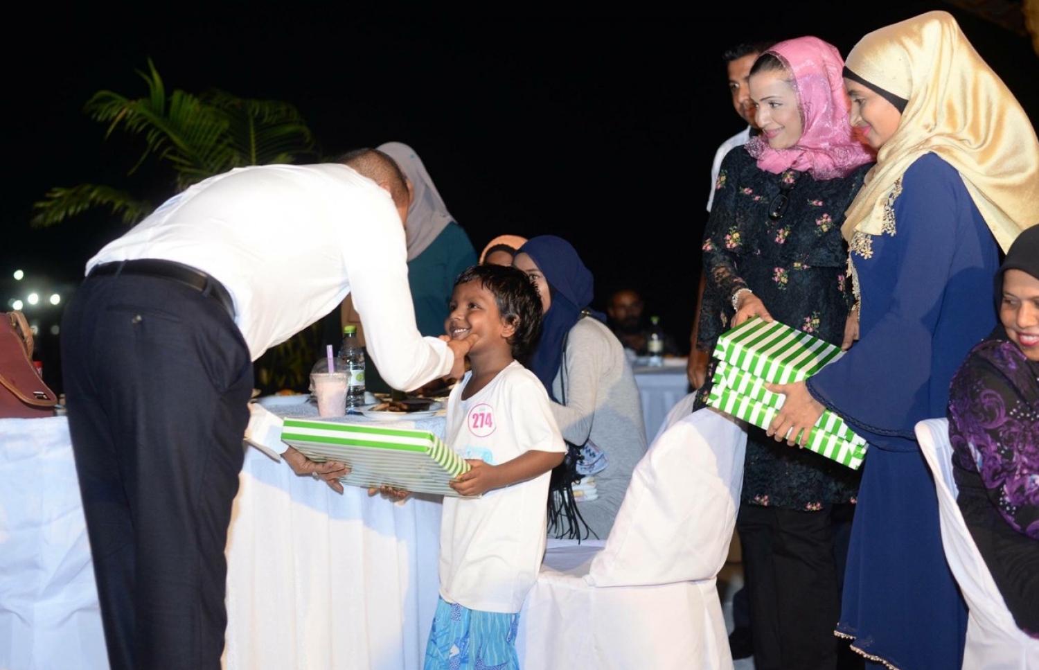 ހުޅުމާލެ: ޖެނުއަރީ 3، 2018- ސޮދަގާތު ފައުންޑޭޝަނުން އިންތިޒާމްކޮށްގެން ބޭއްވި މިދިޔަ އަހަރުގެ ހިތާނީ ފެސްޓިވަލް ނިންމުމުގެ ރަސްމިއްޔާތުގައި، އެމްޑީއޭގެ ލީޑަރު އަދި މީދޫ ދާއިރާގެ މެމްބަރު އަހުމަދު ސިޔާމް، އެ ފެސްޓިވަލްގައި ބައިވެރި ކުއްޖަކަށް ހަދިޔާއެއް ދެއްވަނީ.---ފޮޓޯ: އެމްޑީއޭ