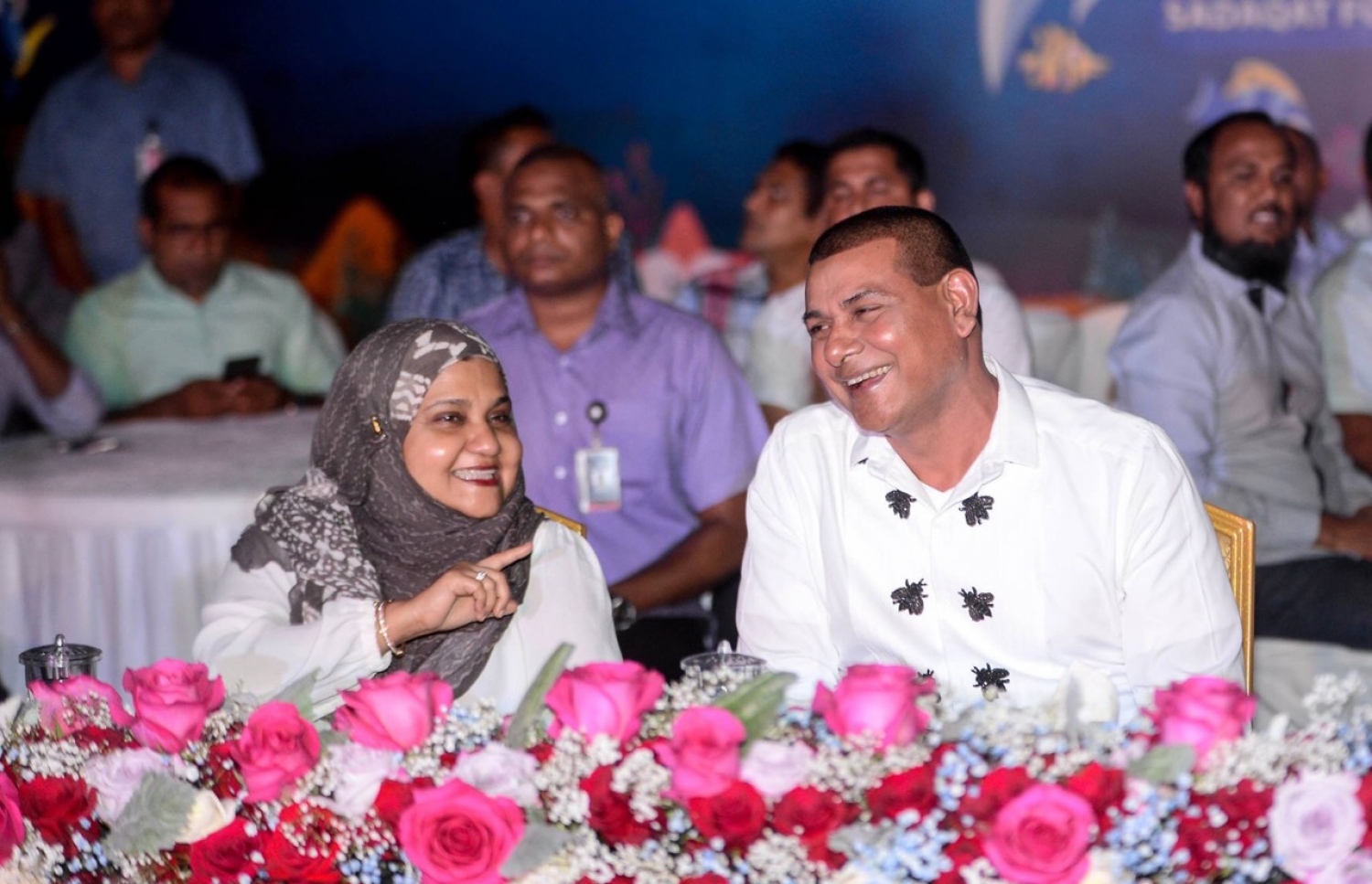 ހުޅުމާލެ: ޖެނުއަރީ 3، 2018- ސޮދަގާތު ފައުންޑޭޝަނުން އިންތިޒާމްކޮށްގެން ބޭއްވި މިދިޔަ އަހަރުގެ ހިތާނީ ފެސްޓިވަލް ނިންމުމުގެ ރަސްމިއްޔާތުގައި، އެ ފައުންޑޭޝަންގެ ބާނީ ފަސްޓް ލޭޑީ ފާތިމަތު އިބްރާހީމް އަދި އެމްޑީއޭގެ ލީޑަރު، މީދޫ ދާއިރާގެ މެމްބަރު އަހުމަދު ސިޔާމް ބައިވެރިވެވަޑައިގަންނަވަނީ---ފޮޓޯ: އެމްޑީއޭ