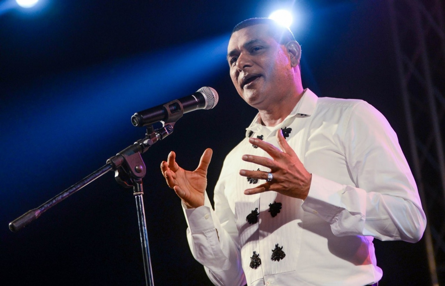 ހުޅުމާލެ: ޖެނުއަރީ 3، 2018- ސޮދަގާތު ފައުންޑޭޝަނުން އިންތިޒާމްކޮށްގެން ބޭއްވި މިދިޔަ އަހަރުގެ ހިތާނީ ފެސްޓިވަލް ނިންމުމުގެ ހަފުލާގައި، އެމްޑީއޭގެ ލީޑަރު އަދި މީދޫ ދާއިރާގެ މެމްބަރު އަހުމަދު ސިޔާމް ވާހަކަ ދައްކަވަނީ.---ފޮޓޯ: އެމްޑީއޭ