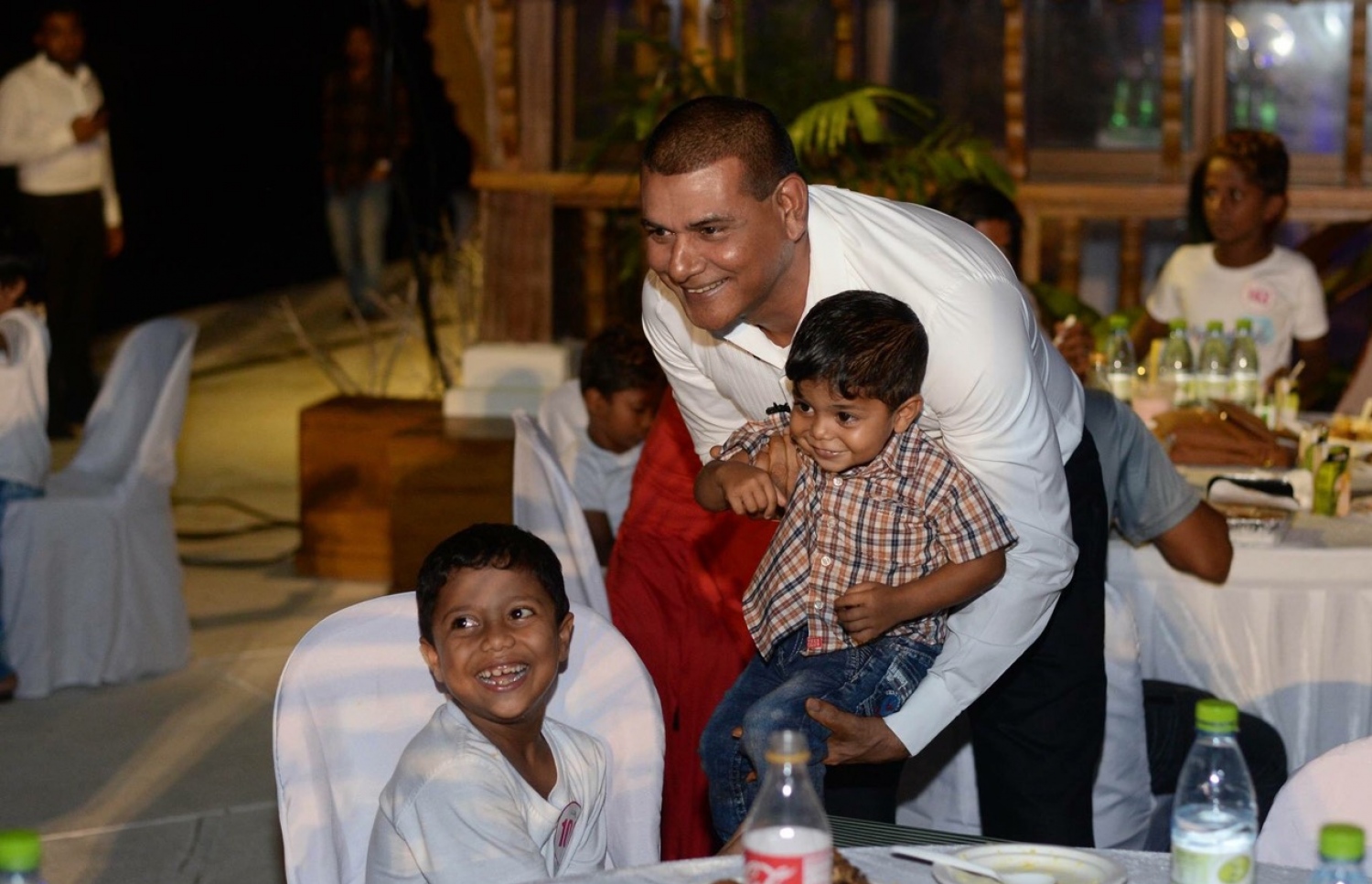 ހުޅުމާލެ: ޖެނުއަރީ 3، 2018- ސޮދަގާތު ފައުންޑޭޝަނުން އިންތިޒާމްކޮށްގެން ބޭއްވި މިދިޔަ އަހަރުގެ ހިތާނީ ފެސްޓިވަލް ނިންމުމުގެ ހަފުލާގައި، އެމްޑީއޭގެ ލީޑަރު އަދި މީދޫ ދާއިރާގެ މެމްބަރު އަހުމަދު ސިޔާމް ބައިވެރިވެވަޑައިގެން، އެ ހަފުލާއަށް ދިޔަ ބައެއް ކުދިންނާ މަޖާ ކުރައްވަނީ.---ފޮޓޯ: އެމްޑީއޭ