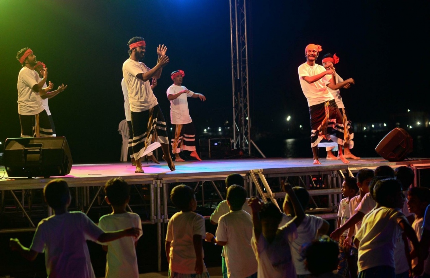 ހުޅުމާލެ: ޖެނުއަރީ 3، 2018- ސޮދަގާތު ފައުންޑޭޝަނުން އިންތިޒާމްކޮށްގެން ބޭއްވި މިދިޔަ އަހަރުގެ ހިތާނީ ފެސްޓިވަލް ނިންމުމުގެ ހަފުލާގައި މުނިފޫހިފިވުމުގެ ހަރަކާތެއް ހުށަހަޅައިދެނީ: މި ފެސްޓިވަލްގައި 400 އަށް ވުރެ ގިނަ ކުދިން ހިތާނުކުރި.---ފޮޓޯ: އެމްޑީއޭ