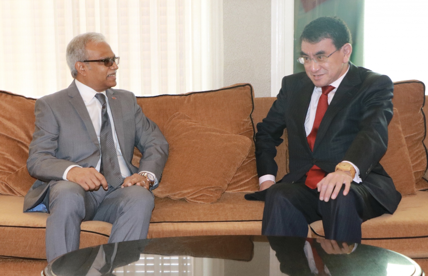 މާލެ: ޖެނުއަރީ 6، 2018- ޖަޕާންގެ ފޮރިން މިނިސްޓަރު ޓާރޯ ކޯނޯ، ރާއްޖެ އަށް ކުރެއްވި އެއް ދުވަހުގެ ރަސްމީ ދަތުރުގައި، ރާއްޖޭގެ ފޮރިން މިނިސްޓަރު ޑރ. މުހައްމަދު އާސިމްއާ ބައްދަލުކުރައްވަނީ.---ފޮޓޯ: ފޮރިން މިނިސްޓްރީ