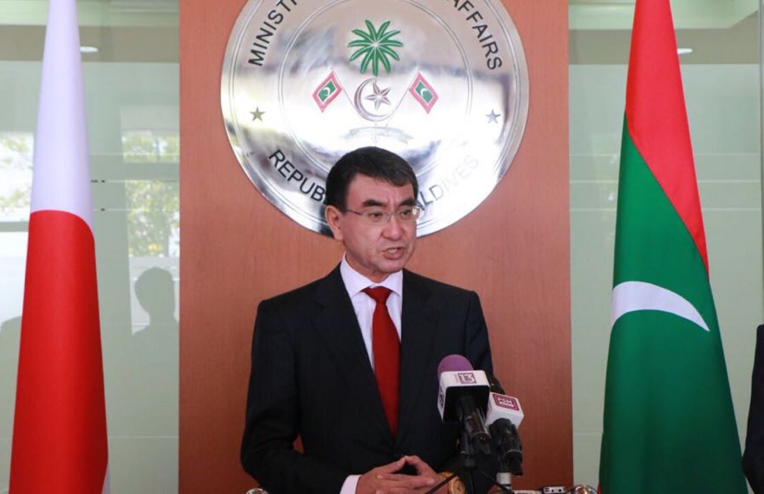 ޖަޕާންގެ ފޮރިން މިނިސްޓަރު ޓާރޯ ކޯނޯ، ރާއްޖެއަށް ކުރައްވަމުން ގެންދަވާ ރަސްމީ ދަތުރުފުޅުގައި މިއަދު ހެނދުނު ދިވެހި މީޑިއާއާ ވާހަކަ ދައްކަވަނީ.---ފޮޓޯ: ފޮރިން މިނިސްޓްރީ