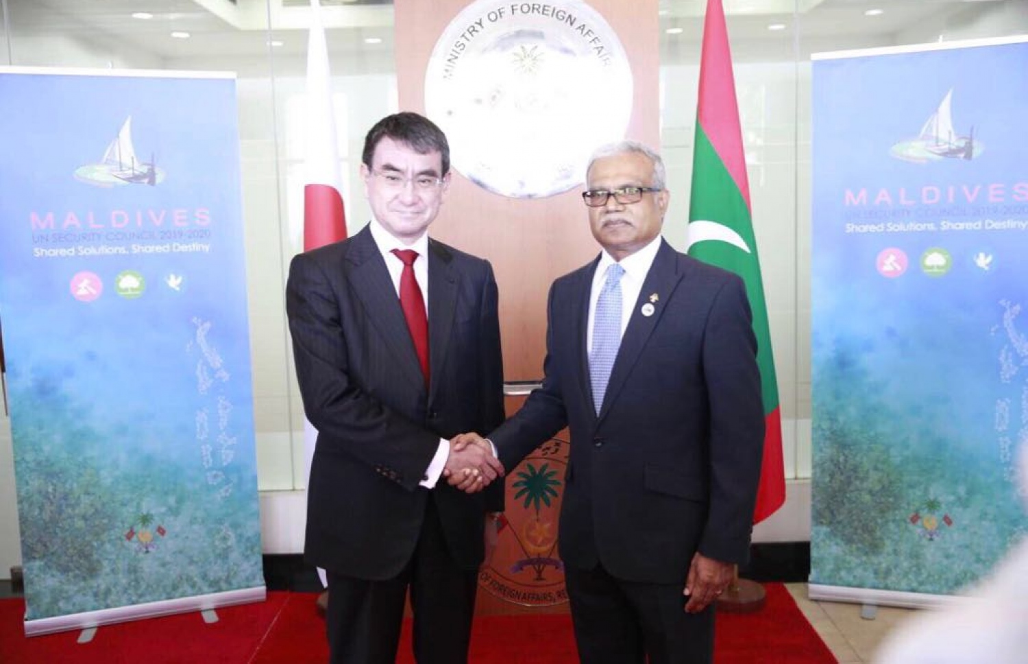 މާލެ: ޖެނުއަރީ 6، 2018- ޖަޕާންގެ ފޮރިން މިނިސްޓަރު ޓާރޯ ކޯނޯ، ރާއްޖެ އަށް ކުރެއްވި އެއް ދުވަހުގެ ރަސްމީ ދަތުރުގައި، ރާއްޖޭގެ ފޮރިން މިނިސްޓަރު ޑރ. މުހައްމަދު އާސިމްއާ ބައްދަލުކުރައްވަނީ.---ފޮޓޯ: ފޮރިން މިނިސްޓްރީ