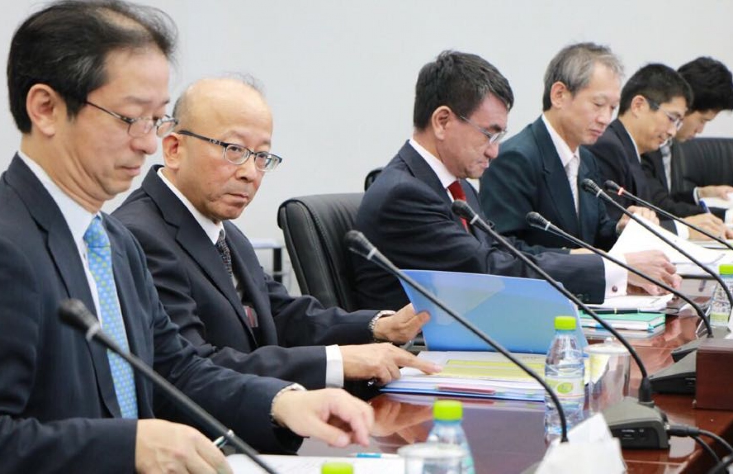 މާލެ: ޖެނުއަރީ 6، 2018- ޖަޕާންގެ ފޮރިން މިނިސްޓަރު ޓާރޯ ކޯނޯ، ރާއްޖެ އަށް ކުރެއްވި އެއް ދުވަހުގެ ރަސްމީ ދަތުރުގައި ދެ ގައުމުގެ ދެމެދުގައި ބޭއްވި ރަސްމީ ވާހަކަތަކުގައި ބައިވެރިވި ޖަޕާންގެ ވަފުދުގެ ބޭފުޅުން.---ފޮޓޯ: ފޮރިން މިނިސްޓްރީ