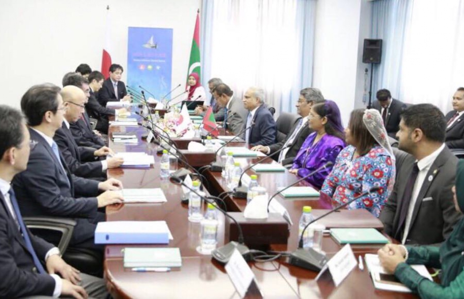 މާލެ: ޖެނުއަރީ 6، 2018- ޖަޕާންގެ ފޮރިން މިނިސްޓަރު ޓާރޯ ކޯނޯ، ރާއްޖެ އަށް ކުރެއްވި އެއް ދުވަހުގެ ރަސްމީ ދަތުރުގައި ދެ ގައުމުގެ ދެމެދުގައި ރަސްމީ ވާހަކަތައް ކުރިއަށް ގެންދަވަނީ.---ފޮޓޯ: ފޮރިން މިނިސްޓްރީ