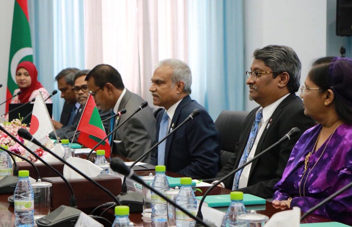 މާލެ: ޖެނުއަރީ 6، 2018- ޖަޕާންގެ ފޮރިން މިނިސްޓަރު ޓާރޯ ކޯނޯ، ރާއްޖެ އަށް ކުރެއްވި އެއް ދުވަހުގެ ރަސްމީ ދަތުރުގައި ދެ ގައުމުގެ ދެމެދުގައި ބޭއްވި ރަސްމީ ވާހަކަތަކުގައި ބައިވެރިވި ދިވެހި ވަފުދުގެ ފަރާތުން، ރާއްޖޭގެ ފޮރިން މިނިސްޓަރު ޑރ. މުހައްމަދު އާސިމް ވާހަކަ ދައްކަވަނީ.---ފޮޓޯ: ފޮރިން މިނިސްޓްރީ