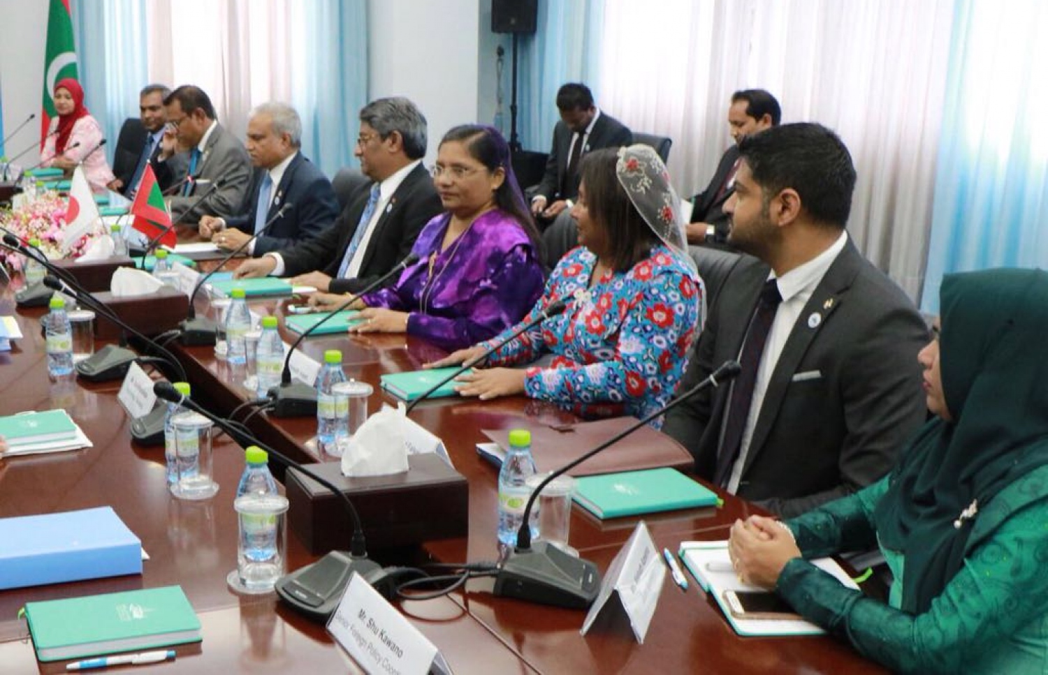 މާލެ: ޖެނުއަރީ 6، 2018- ޖަޕާންގެ ފޮރިން މިނިސްޓަރު ޓާރޯ ކޯނޯ، ރާއްޖެ އަށް ކުރެއްވި އެއް ދުވަހުގެ ރަސްމީ ދަތުރުގައި ދެ ގައުމުގެ ދެމެދުގައި ބޭއްވި ރަސްމީ ވާހަކަތަކުގައި ބައިވެރިވި ދިވެހި ވަފުދުގެ ފަރާތުން، ރާއްޖޭގެ ފޮރިން މިނިސްޓަރު ޑރ. މުހައްމަދު އާސިމް ވާހަކަ ދައްކަވަނީ.---ފޮޓޯ: ފޮރިން މިނިސްޓްރީ