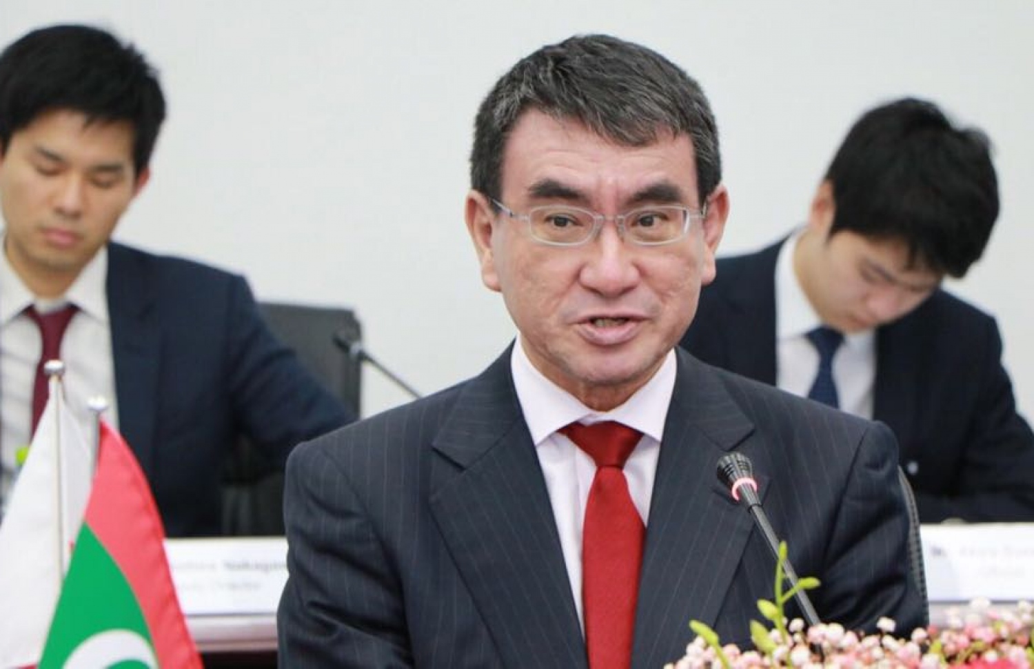 އިއްޔެ ބޭއްވި، ރާއްޖެ-ޖަޕާންގެ ރަސްމީ ވާހަކަތަކުގައި ޖަޕާންގެ ފޮރިން މިނިސްޓަރު ޓާރޯ ކޯނޯ ވާހަކަ ދައްކަވަނީ.---ފޮޓޯ: ފޮރިން މިނިސްޓްރީ