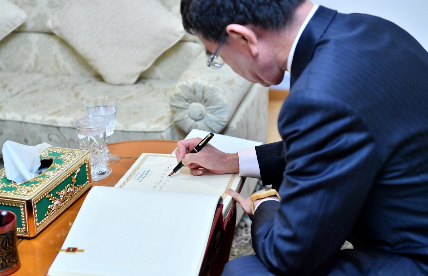 މާލެ: ޖެނުއަރީ 6، 2018- ޖަޕާނުގެ ފޮރިން މިނިސްޓަރު ޓާނޯ ކޯނޯ ރާއްޖެއަށް ކުރެއްވި ދަތުރުގައި، ރައީސް އަބްދުﷲ ޔާމީނާ ބައްދަލުކުރެއްވުމަށްޓަކައި މުލީއާގެ އަށް ވަޑައިގެން، މެހުމާނުން ސޮއިކުރައްވާ ފޮތުގައި ލިޔުއްވަނީ.---ފޮޓޯ: ރައީސް އޮފީސް