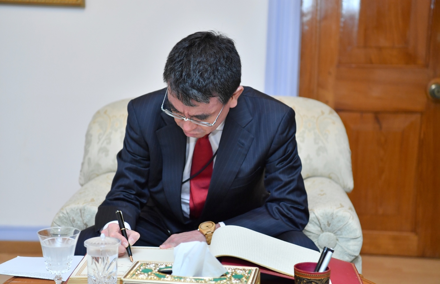 މާލެ: ޖެނުއަރީ 6، 2018- ޖަޕާނުގެ ފޮރިން މިނިސްޓަރު ޓާނޯ ކޯނޯ ރާއްޖެއަށް ކުރެއްވި ދަތުރުގައި، ރައީސް އަބްދުﷲ ޔާމީނާ ބައްދަލުކުރެއްވުމަށްޓަކައި މުލީއާގެ އަށް ވަޑައިގެން، މެހުމާނުން ސޮއިކުރައްވާ ފޮތުގައި ލިޔުއްވަނީ.---ފޮޓޯ: ރައީސް އޮފީސް