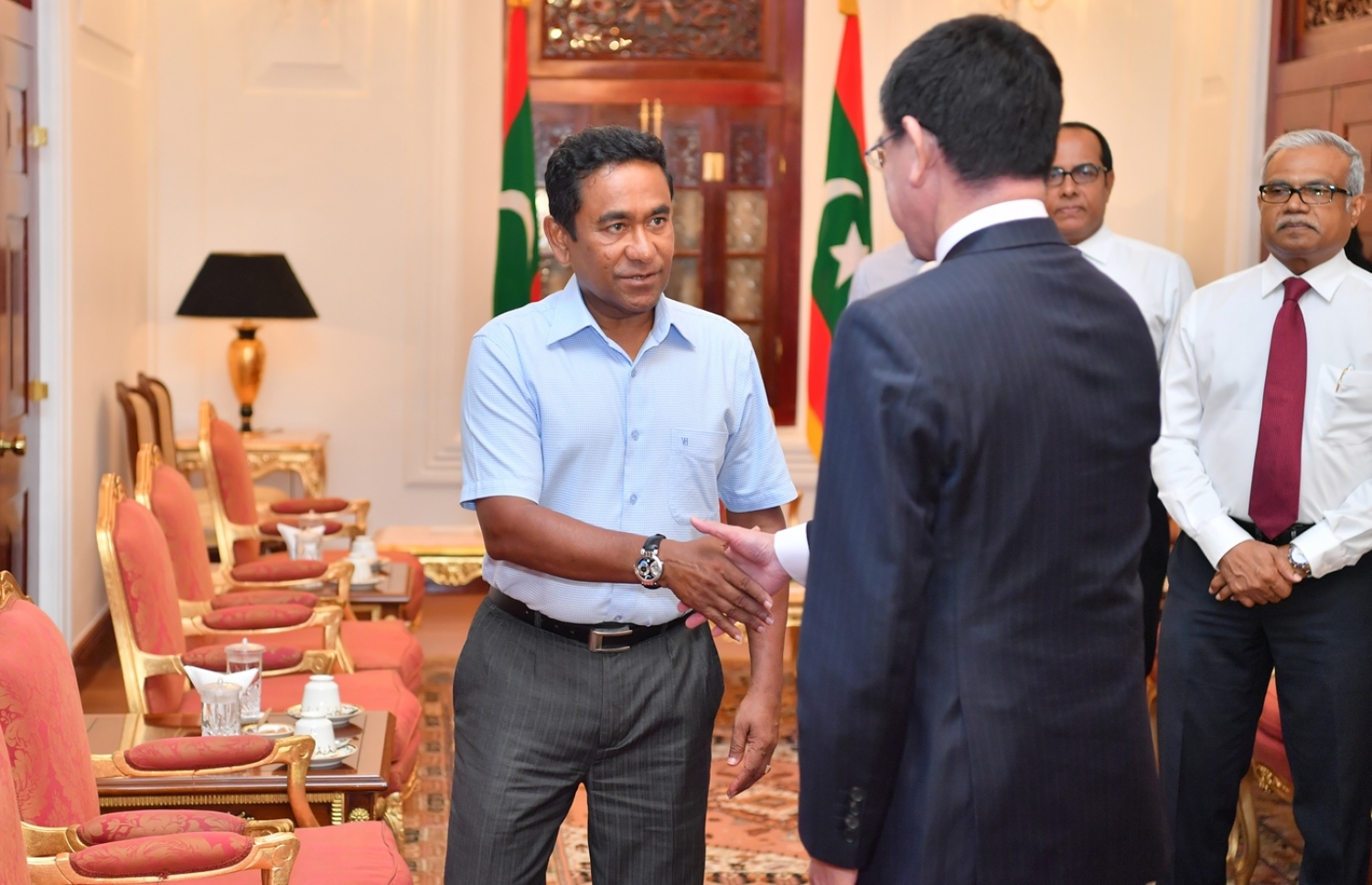 މާލެ: ޖެނުއަރީ 6، 2018- ރައީސް އަބްދުﷲ ޔާމީން، ޖަޕާނުގެ ފޮރިން މިނިސްޓަރު ޓާނޯ ކޯނޯއާ ސަލާމް ކުރައްވަނީ: ރާއްޖެއާ ގާތް ގުޅުމެއް އޮންނަ ޖަޕާނުގެ ފޮރިން މިނިސްޓަރުގެ މި އަހަރުގެ ފުރަތަމަ ދަތުރު ރާއްޖެ އަށް ކުރެއްވި މައިގަނޑު ބޭނުމަކީ ވެސް ދެ ގައުމުގެ ގުޅުން ހަރުދަނާ ކުރުމަށް ކަމަށް "މިހާރު" އަށް ވިދާޅުވި.---ފޮޓޯ: ރައީސް އޮފީސް