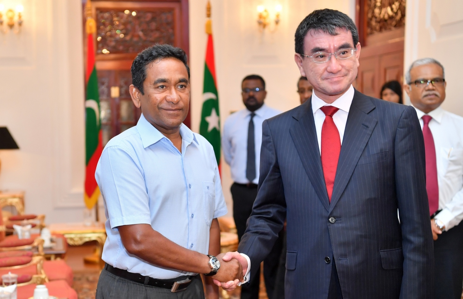 މާލެ: ޖެނުއަރީ 6، 2018- ރައީސް އަބްދުﷲ ޔާމީން، ޖަޕާނުގެ ފޮރިން މިނިސްޓަރު ޓާނޯ ކޯނޯއާ ބައްދަލުކުރައްވަނީ: ރާއްޖެއާ ގާތް ގުޅުމެއް އޮންނަ ޖަޕާނުގެ ފޮރިން މިނިސްޓަރުގެ މި އަހަރުގެ ފުރަތަމަ ދަތުރު ރާއްޖެ އަށް ކުރެއްވި މައިގަނޑު ބޭނުމަކީ ވެސް ދެ ގައުމުގެ ގުޅުން ހަރުދަނާ ކުރުމަށް ކަމަށް "މިހާރު" އަށް ވިދާޅުވި.---ފޮޓޯ: ރައީސް އޮފީސް