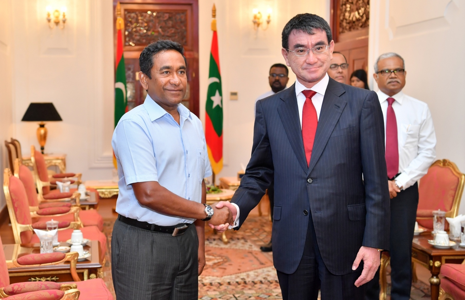 މާލެ: ޖެނުއަރީ 6، 2018- ރައީސް އަބްދުﷲ ޔާމީން، ޖަޕާނުގެ ފޮރިން މިނިސްޓަރު ޓާނޯ ކޯނޯއާ ބައްދަލުކުރައްވަނީ: ރާއްޖެއާ ގާތް ގުޅުމެއް އޮންނަ ޖަޕާނުގެ ފޮރިން މިނިސްޓަރުގެ މި އަހަރުގެ ފުރަތަމަ ދަތުރު ރާއްޖެ އަށް ކުރެއްވި މައިގަނޑު ބޭނުމަކީ ވެސް ދެ ގައުމުގެ ގުޅުން ހަރުދަނާ ކުރުމަށް ކަމަށް "މިހާރު" އަށް ވިދާޅުވި.---ފޮޓޯ: ރައީސް އޮފީސް