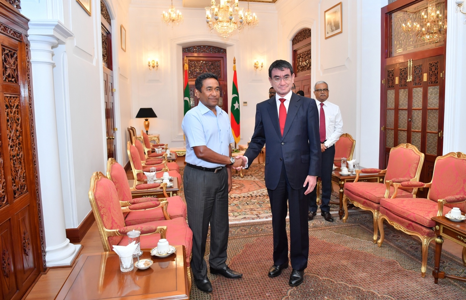 ރައީސް ޔާމީނާއި ޖަޕާނުގެ ފޮރިން މިނިސްޓަރު ޓާރޯ ކޯނޯ ރޭ މުލީއާގޭގައި ބައްދަލުކުރައްވަނީ.---ފޮޓޯ: ރައީސް އޮފީސް