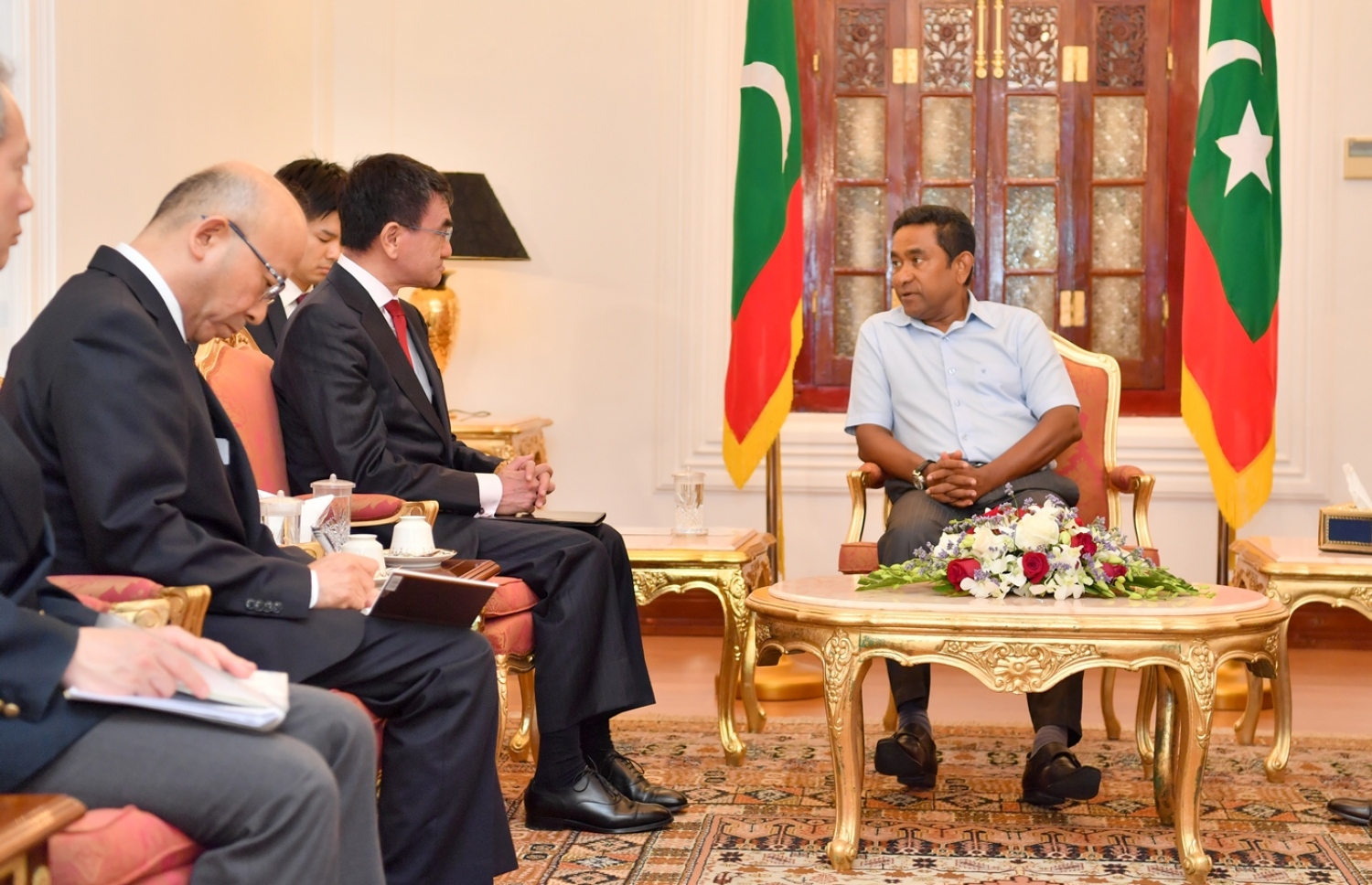 މާލެ: ޖެނުއަރީ 6، 2018- ރައީސް އަބްދުﷲ ޔާމީން، ޖަޕާނުގެ ފޮރިން މިނިސްޓަރު ޓާނޯ ކޯނޯއާ ބައްދަލުކުރައްވަނީ: ރާއްޖެއާ ގާތް ގުޅުމެއް އޮންނަ ޖަޕާނުގެ ފޮރިން މިނިސްޓަރުގެ މި އަހަރުގެ ފުރަތަމަ ދަތުރު ރާއްޖެ އަށް ކުރެއްވި މައިގަނޑު ބޭނުމަކީ ވެސް ދެ ގައުމުގެ ގުޅުން ހަރުދަނާ ކުރުމަށް ކަމަށް "މިހާރު" އަށް ވިދާޅުވި.---ފޮޓޯ: ރައީސް އޮފީސް