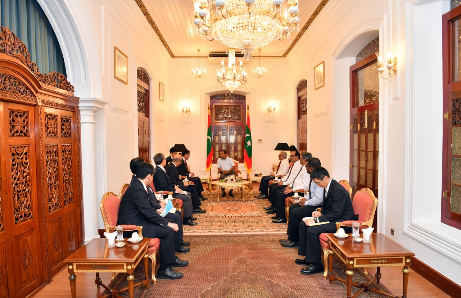 މާލެ: ޖެނުއަރީ 6، 2018- ރައީސް އަބްދުﷲ ޔާމީން، ޖަޕާނުގެ ފޮރިން މިނިސްޓަރު ޓާނޯ ކޯނޯއާ ބައްދަލުކުރައްވަނީ: ރާއްޖެއާ ގާތް ގުޅުމެއް އޮންނަ ޖަޕާނުގެ ފޮރިން މިނިސްޓަރުގެ މި އަހަރުގެ ފުރަތަމަ ދަތުރު ރާއްޖެ އަށް ކުރެއްވި މައިގަނޑު ބޭނުމަކީ ވެސް ދެ ގައުމުގެ ގުޅުން ހަރުދަނާ ކުރުމަށް ކަމަށް "މިހާރު" އަށް ވިދާޅުވި.---ފޮޓޯ: ރައީސް އޮފީސް