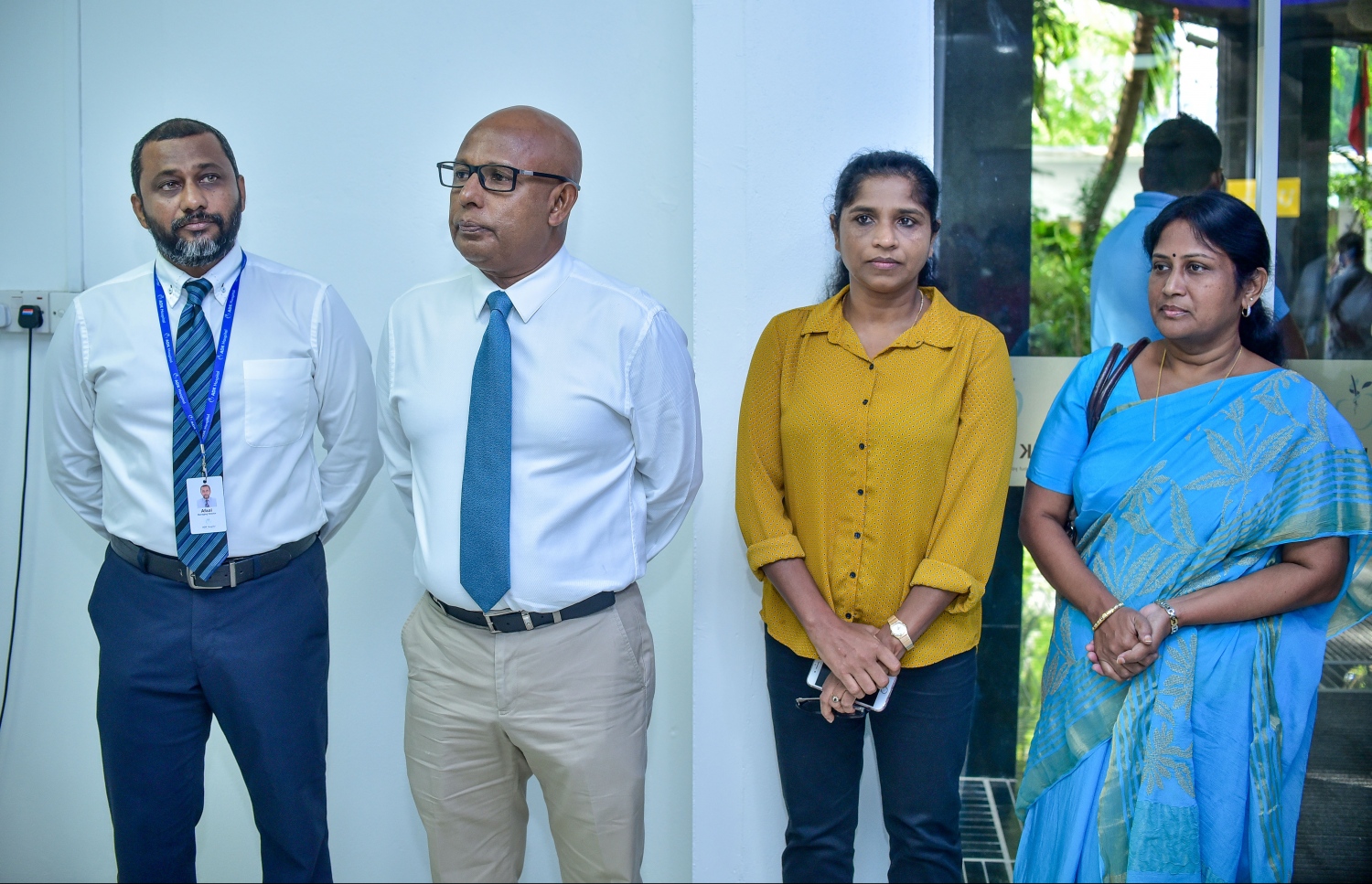 މާލެ: ޖެނުއަރީ 7، 2018- އޭޑީކޭގެ އާ އިމާރާތް "ޕާންޑިއަން ވިންގް" ހުޅުވުމަށް ބޭއްވި ރަސްމިއްޔާތުގައި އޭޑީކޭގެ ބައެއް އިސްވެރިން އަދި އެ ހޮސްޕިޓަލަށް 27 އަހަރު ވަންދެން ޚިދުމަތް ކުރެއްވި އެކަމަކު މިހާރު އަވަހާރަވެފައިވާ ޑރ. ޕާންޑިއަންގެ އަނބިކަނބަލުން (ކ): އޭޑީކޭގެ އާ އިމާރާތުގެ ނަން ހާއްސަކުރީ ވެސް ޑރ. ޕާންޑިއަން އަށް.---ފޮޓޯ: ނިޝާން އަލީ/މިހާރު