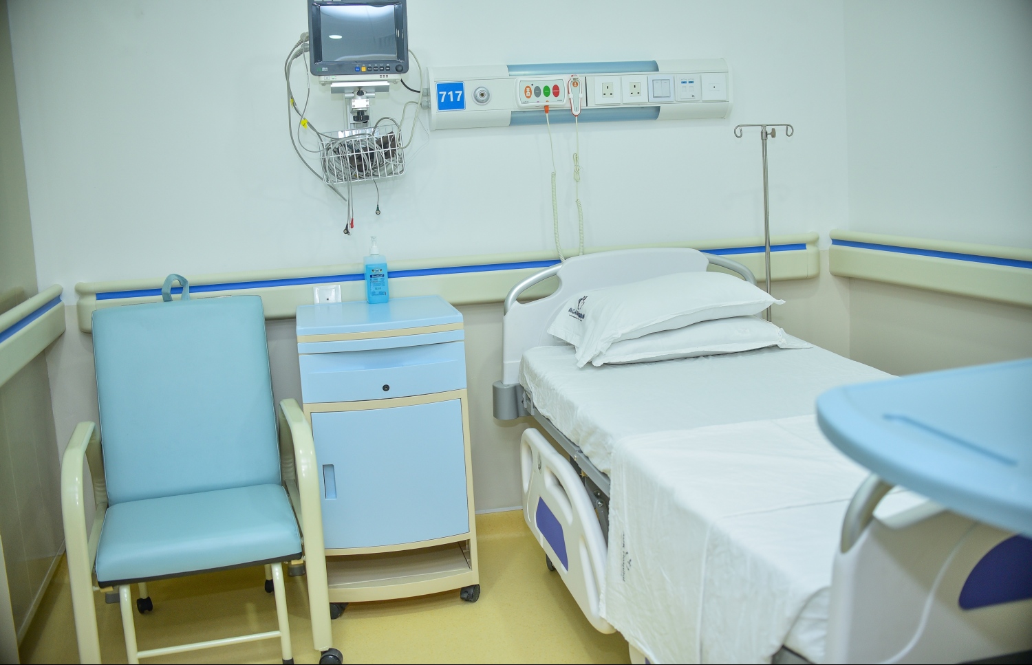 މާލެ: ޖެނުއަރީ 7، 2018- އޭޑީކޭގެ އާ އިމާރާތް "ޕާންޑިއަން ވިންގް" ގެ ޖެނެރަލް ވޯޑެއް: މިތަނުން އެންމެ ބޮޑު އެއް ތަފާތަކަށް ފެނުނީ ދެ އެނދު ވަކި ކުރުމަށް ފޮތިގަނޑެއް ދެމުމުގެ ބަދަލުގައި ކުދިކުދި ކޮޓަރި ތަކުގައި އެނދު ބެހެއްޓުން. އެތަނުގައި ބަލިމީހާގެ އެހީތެރިޔާ އަށް އޮށޯވެވޭނެ ގޮތަކަށް، ދަމާލާ ގޮނޑިއެއް ވެސް ބަހައްޓާފައި ހުރޭ.---ފޮޓޯ: ނިޝާން އަލީ/މިހާރު