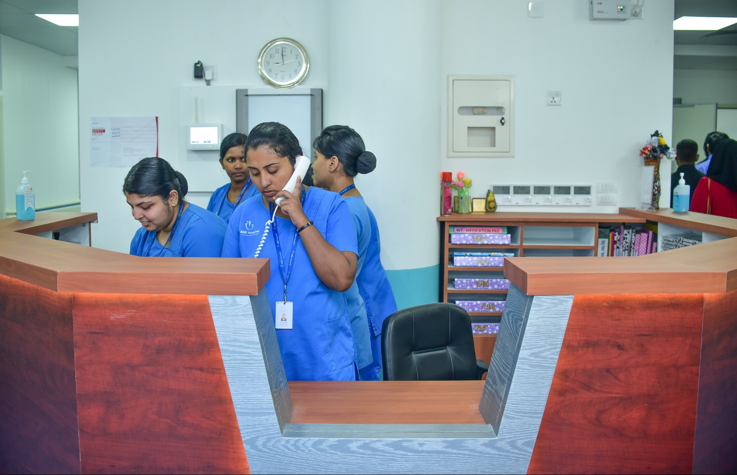 މާލެ: ޖެނުއަރީ 7، 2018- އޭޑީކޭގެ އާ އިމާރާތް "ޕާންޑިއަން ވިންގް" ގެ ނާސިން ސްޓޭޝަނެއްގައި ނަރުހުންތަކެއް ހަރަކާތްތެރިވަނީ: އާ އިމާރާތް ބޮޑަށް ހާއްސަ ކުރާނީ އެޑްމިޓްކޮށްގެން ފަރުވާ ދިނުމަށް ކަމަށް އޭޑީކޭގެ މެނޭޖިން ޑިރެކްޓަރު އަފްއާލް ވިދާޅުވި. މިހާރު އޭޑީކޭއަށް ދިމާވެފައިވާ އެންމެ ބޮޑު ދައްޗަކީ ވެސް އެޑްމިޓް ކުރާނެ ޖާގަ ނެތުން ކަމަށާއި އޭގެ ސަބަބުން ހިދުމަތް ދިނުން ލަސްވެ، ބައެއް އޮޕަރޭޝަންތައް ކުރުމަށް ހުރަސް އެޅޭ ކަމަށް އޭނާ ވިދާޅުވި.---ފޮޓޯ: ނިޝާން އަލީ/މިހާރު