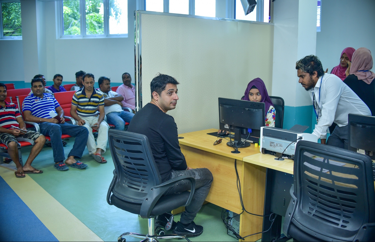 މާލެ: ޖެނުއަރީ 7، 2018- އޭޑީކޭގެ އާ އިމާރާތް "ޕާންޑިއަން ވިންގް" އިން މިއަދު ބަޔަކު ޚިދުމަތް ހޯދަނީ: އާ އިމާރާތް ބޮޑަށް ހާއްސަ ކުރާނީ އެޑްމިޓްކޮށްގެން ފަރުވާ ދިނުމަށް ކަމަށް އޭޑީކޭގެ މެނޭޖިން ޑިރެކްޓަރު އަފްއާލް ވިދާޅުވި. މިހާރު އޭޑީކޭއަށް ދިމާވެފައިވާ އެންމެ ބޮޑު ދައްޗަކީ ވެސް އެޑްމިޓް ކުރާނެ ޖާގަ ނެތުން ކަމަށާއި އޭގެ ސަބަބުން ހިދުމަތް ދިނުން ލަސްވެ، ބައެއް އޮޕަރޭޝަންތައް ކުރުމަށް ހުރަސް އެޅޭ ކަމަށް އޭނާ ވިދާޅުވި.---ފޮޓޯ: ނިޝާން އަލީ/މިހާރު