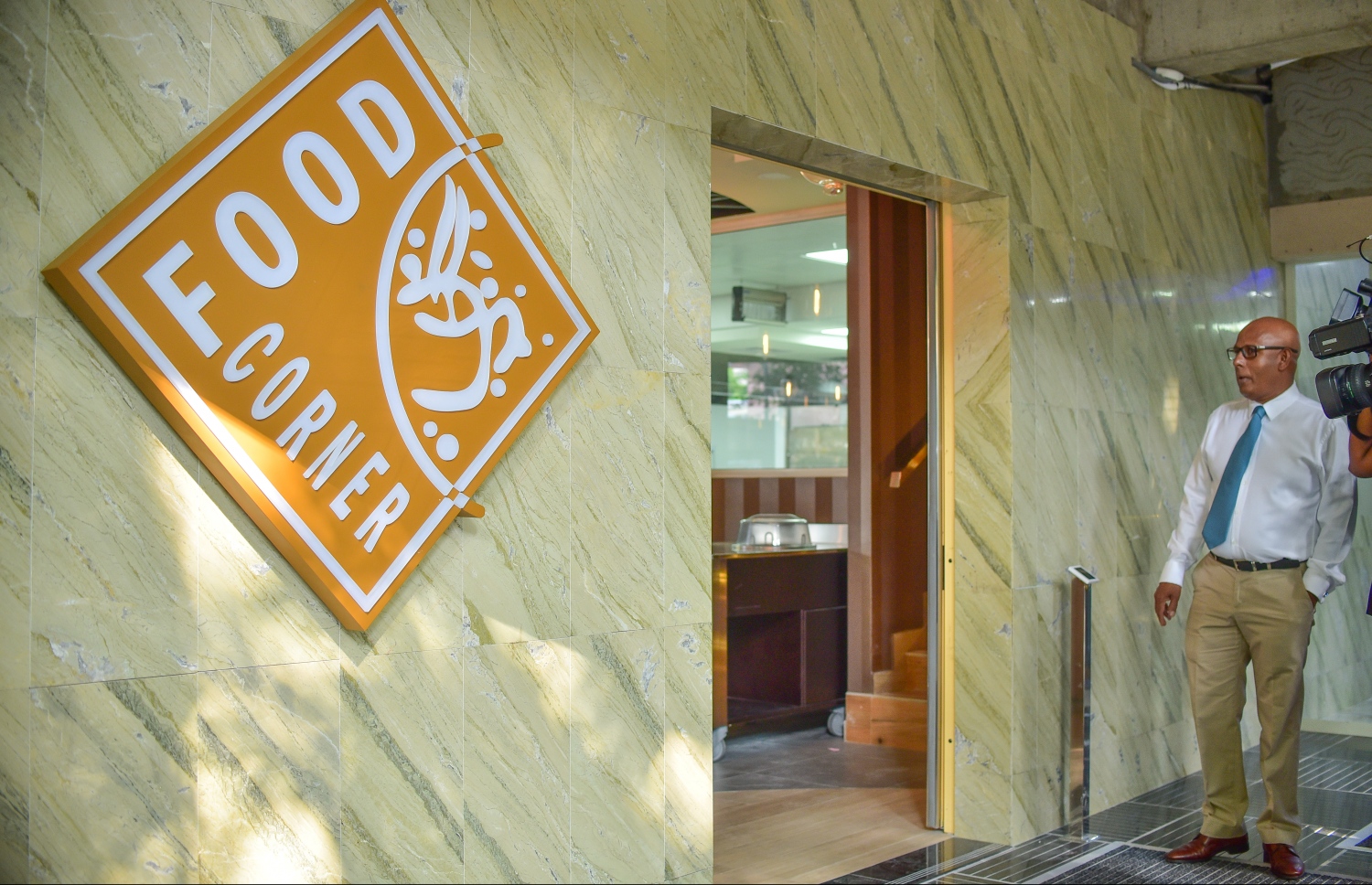 މާލެ: ޖެނުއަރީ 7، 2018- ރާއްޖޭގެ އަމިއްލަ އެންމެ ބޮޑު ހޮސްޕިޓަލް، އޭޑީކޭގެ އާ އިމާރާތުގައި ހަދާފައިވާ ފުޑް ކޯނާއަށް، އޭޑީކޭގެ ޗެއާމަން ނާޝިދު މިއަދު ވަދެވަޑައިގަންނަވަނީ: މި އިމާރާތުގައި، ހިތުގެ ސާޖަރީތައް ހެދޭވަރުގެ ތިއޭޓަ ކޮމްޕްލެކްސްއެއް ގާއިމް ކުރުމުގެ މަސައްކަތް ވެސް އަންނަނީ ކުރަމުން.---ފޮޓޯ: ނިޝާން އަލީ/މިހާރު