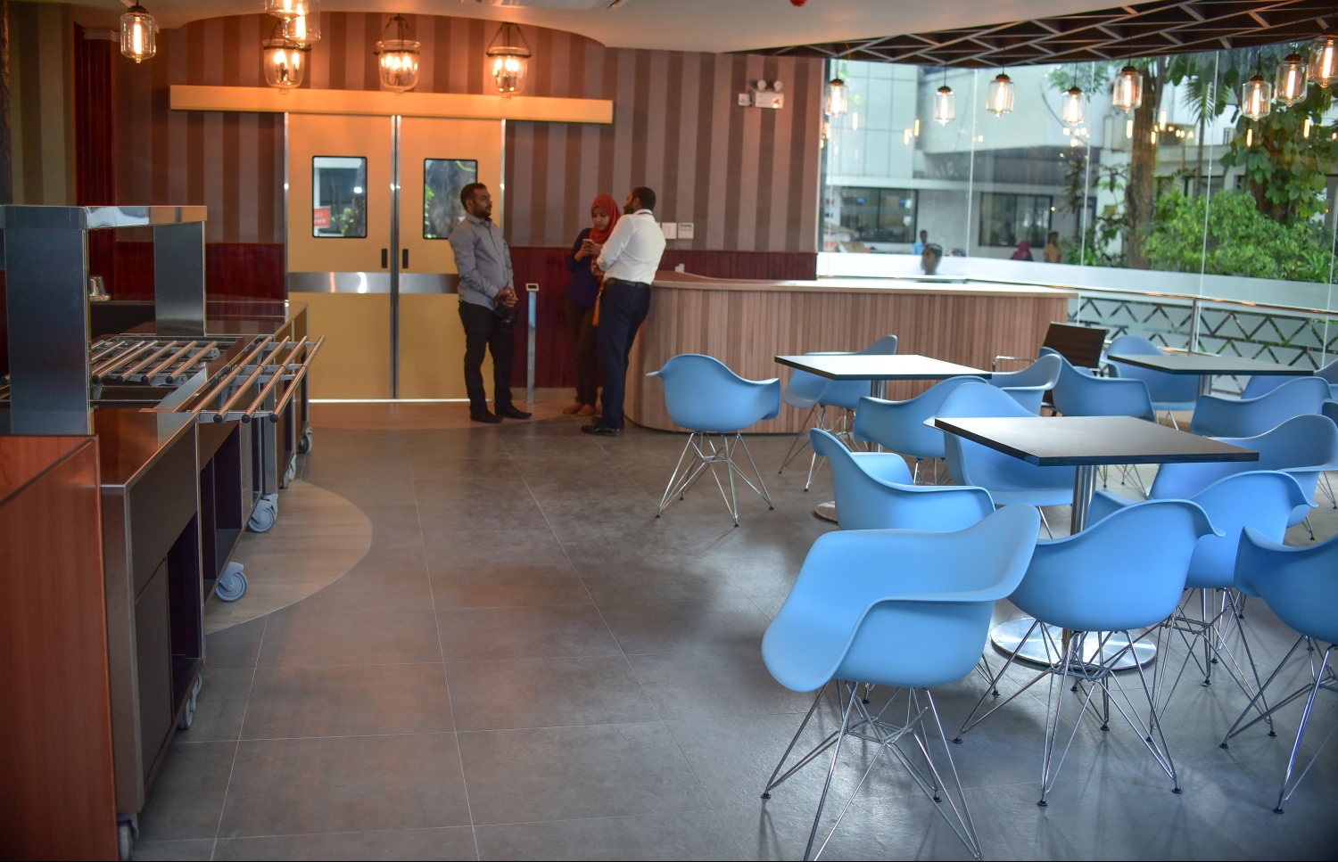 މާލެ: ޖެނުއަރީ 7، 2018- ރާއްޖޭގެ އަމިއްލަ އެންމެ ބޮޑު ހޮސްޕިޓަލް، އޭޑީކޭގެ އާ އިމާރާތް ފުޑް ކޯނާގައި ބަޔަކު މަޑުކޮށްލައިގެން: ޖަރުމަން ޑިވެލޮޕްމެންޓް ބޭންކުގެ ލޯނުގެ އެހީގައި އިމާރާތް ކޮށްފައިވާ މިތަނުގައި ބަލިމީހުންނަށް ބޭނުންވާ ގިނަ ޚިދުމަތްތައް ލިބޭނެ ކަމަށް އޭޑީކޭއިން ބުނޭ.---ފޮޓޯ: ނިޝާން އަލީ/މިހާރު