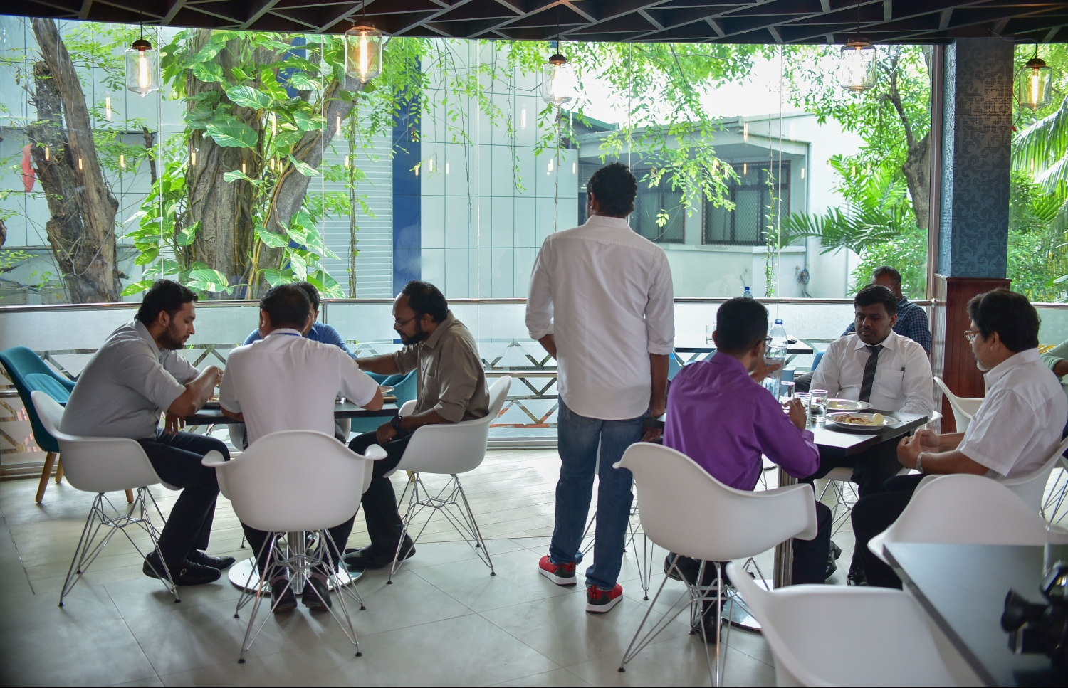 މާލެ: ޖެނުއަރީ 7، 2018- ރާއްޖޭގެ އަމިއްލަ އެންމެ ބޮޑު ހޮސްޕިޓަލް، އޭޑީކޭގެ އާ އިމާރާތް ފުޑް ކޯނާގައި ބަޔަކު ޚިދުމަތް ހޯދަނީ: ޖަރުމަން ޑިވެލޮޕްމެންޓް ބޭންކުގެ ލޯނުގެ އެހީގައި އިމާރާތް ކޮށްފައިވާ މިތަނުގައި ބަލިމީހުންނަށް ބޭނުންވާ ގިނަ ޚިދުމަތްތައް ލިބޭނެ ކަމަށް އޭޑީކޭއިން ބުނޭ.---ފޮޓޯ: ނިޝާން އަލީ/މިހާރު