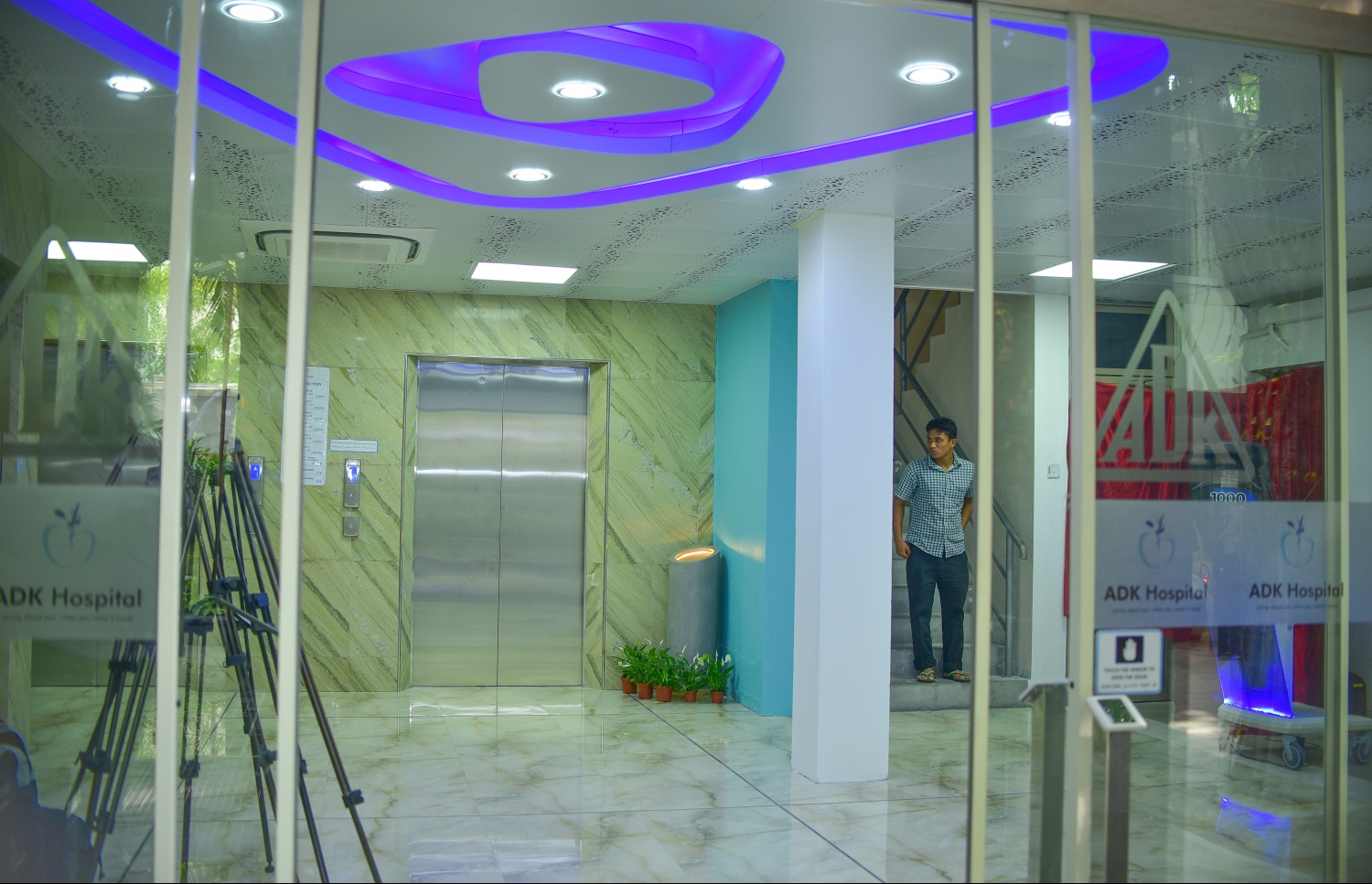 މާލެ: ޖެނުއަރީ 7، 2018- ރާއްޖޭގެ އަމިއްލަ އެންމެ ބޮޑު ހޮސްޕިޓަލް، އޭޑީކޭގެ އާ އިމާރާތް ބޭނުންކުރަން ފެށުން: ޖަރުމަން ޑިވެލޮޕްމެންޓް ބޭންކުގެ ލޯނުގެ އެހީގައި އިމާރާތް ކޮށްފައިވާ މިތަނުގެ ވޯޑުތައް ވެސް ހުންނަނީ މި ސަރަހައްދުގެ އެންމެ ފެންވަރު ރަނގަޅު ވޯޑުތައް ހުންނަ ގޮތަށް ކަމަށް އޭޑީކޭގެ ޗެއާމަން އަހުމަދު ނާޝިދު ވިދާޅުވި.---ފޮޓޯ: ނިޝާން އަލީ/މިހާރު