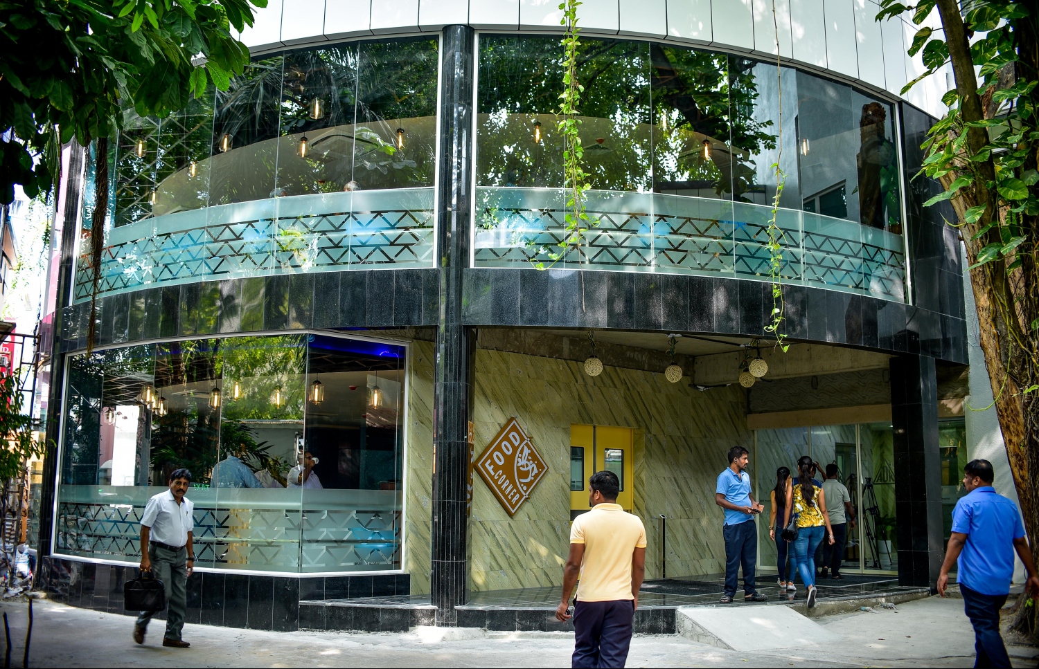 މާލެ: ޖެނުއަރީ 7، 2018- ރާއްޖޭގެ އަމިއްލަ އެންމެ ބޮޑު ހޮސްޕިޓަލް، އޭޑީކޭގެ އާ އިމާރާތް ބޭނުންކުރަން ފެށުން: ޖަރުމަން ޑިވެލޮޕްމެންޓް ބޭންކުގެ ލޯނުގެ އެހީގައި އިމާރާތް ކޮށްފައިވާ މިތަނުގެ ވޯޑުތައް ވެސް ހުންނަނީ މި ސަރަހައްދުގެ އެންމެ ފެންވަރު ރަނގަޅު ވޯޑުތައް ހުންނަ ގޮތަށް ކަމަށް އޭޑީކޭގެ ޗެއާމަން އަހުމަދު ނާޝިދު ވިދާޅުވި.---ފޮޓޯ: ނިޝާން އަލީ/މިހާރު