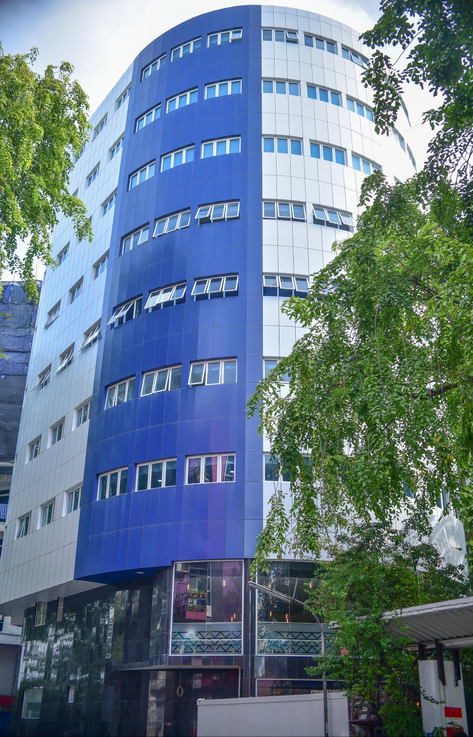 މާލެ: ޖެނުއަރީ 7، 2018- ރާއްޖޭގެ އަމިއްލަ އެންމެ ބޮޑު ހޮސްޕިޓަލް، އޭޑީކޭގެ އާ އިމާރާތް ބޭނުންކުރަން ފެށުން: އާ އިމާރާތް ހުޅުވައިދެއްވީ އެ ހޮސްޕިޓަލަށް 27 އަހަރު ހިދުމަތް ކޮށްދެއްވި އެކަމަކު މިހާރު އަވަހާރަވެފައިވާ ޑރ. އާރު ސޭޖީ ޕާންޑިއަންގެ އަނބިކަނބަލުންނާއި އޭނާގެ ދަރިކަލުން. އިމާރާތުގެ ނަމަކީ "ޕާންޑިއަން ވިންގް.---ފޮޓޯ: ނިޝާން އަލީ/މިހާރު