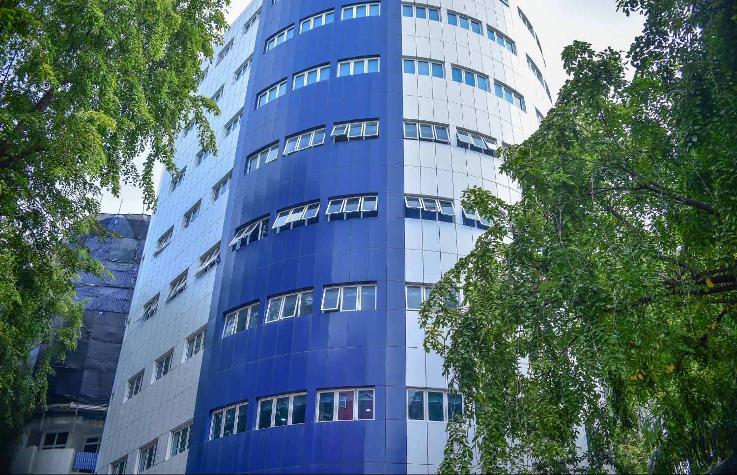 މާލެ: ޖެނުއަރީ 7، 2018- ރާއްޖޭގެ އަމިއްލަ އެންމެ ބޮޑު ހޮސްޕިޓަލް، އޭޑީކޭގެ އާ އިމާރާތް ބޭނުންކުރަން ފެށުން: އާ އިމާރާތް ހުޅުވައިދެއްވީ އެ ހޮސްޕިޓަލަށް 27 އަހަރު ހިދުމަތް ކޮށްދެއްވި އެކަމަކު މިހާރު އަވަހާރަވެފައިވާ ޑރ. އާރު ސޭޖީ ޕާންޑިއަންގެ އަނބިކަނބަލުންނާއި އޭނާގެ ދަރިކަލުން. އިމާރާތުގެ ނަމަކީ "ޕާންޑިއަން ވިންގް.---ފޮޓޯ: ނިޝާން އަލީ/މިހާރު