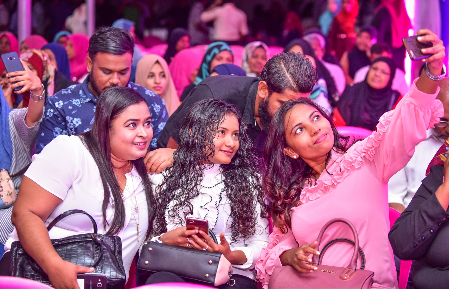މާލެ: ޖެނުއަރީ 7، 2018- ވެރިކަންކުރާ ޕާޓީ، ޕީޕީއެމުން "ރުމާލު 2" ޖަގަހާގައި ބޭއްވި ޖަލްސާގައި ބައިވެރިވި ބަޔަކު ސެލްފީއެއް ނަގަނީ.---ފޮޓޯ: ނިޝާން އަލީ/މިހާރު