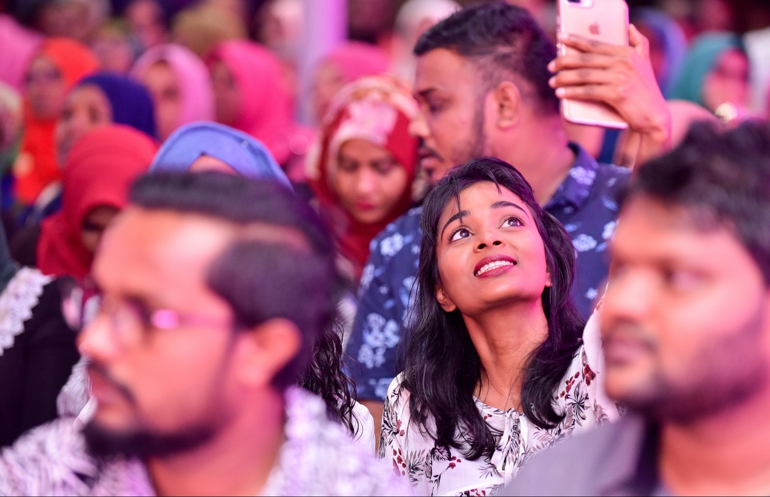 މާލެ: ޖެނުއަރީ 7، 2018- ވެރިކަންކުރާ ޕާޓީ، ޕީޕީއެމުން "ރުމާލު 2" ޖަގަހާގައި ބޭއްވި ޖަލްސާގައި ބައިވެރިވި ޒުވާން އަންހެނަކު ސެލްފީއެއް ނަގަނީ.---ފޮޓޯ: ނިޝާން އަލީ/މިހާރު