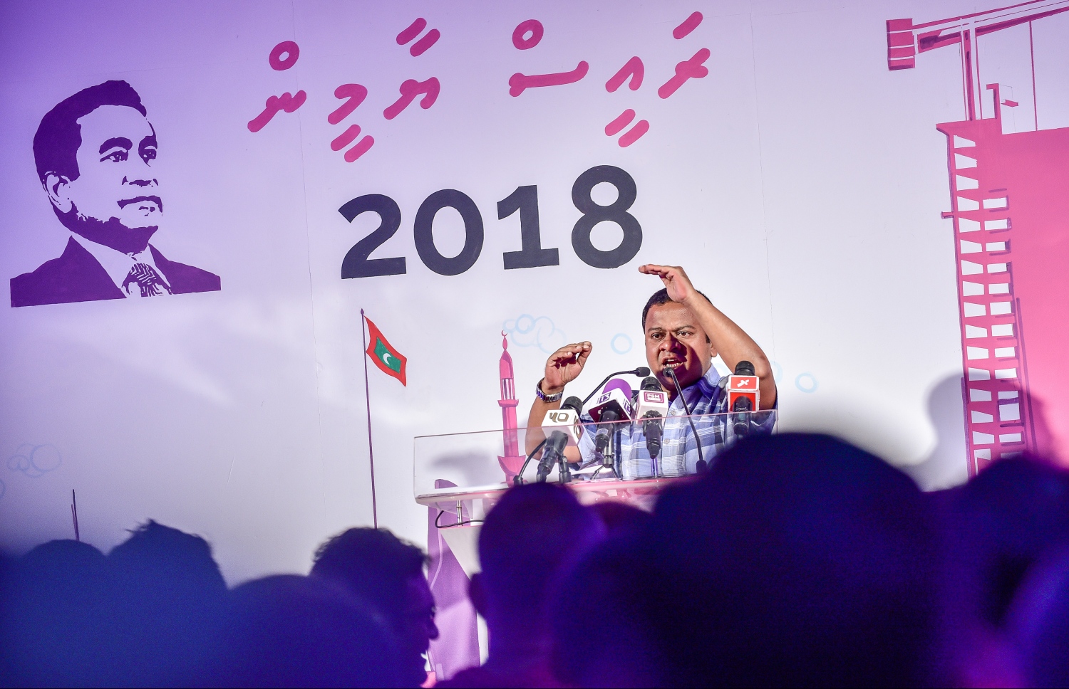 މާލެ: ޖެނުއަރީ 7، 2018- ވެރިކަންކުރާ ޕާޓީ، ޕީޕީއެމުން "ރުމާލު 2" ޖަގަހާގައި ބޭއްވި ޖަލްސާގައި، ސްރީ ލަންކާގައި ހުންނަވާ ދިވެހި ސަފީރު މުހައްމަދު ހުސެއިން ޝަރީފް (މުންދު) ވާހަކަ ދައްކަވަނީ.---ފޮޓޯ: ނިޝާން އަލީ/މިހާރު