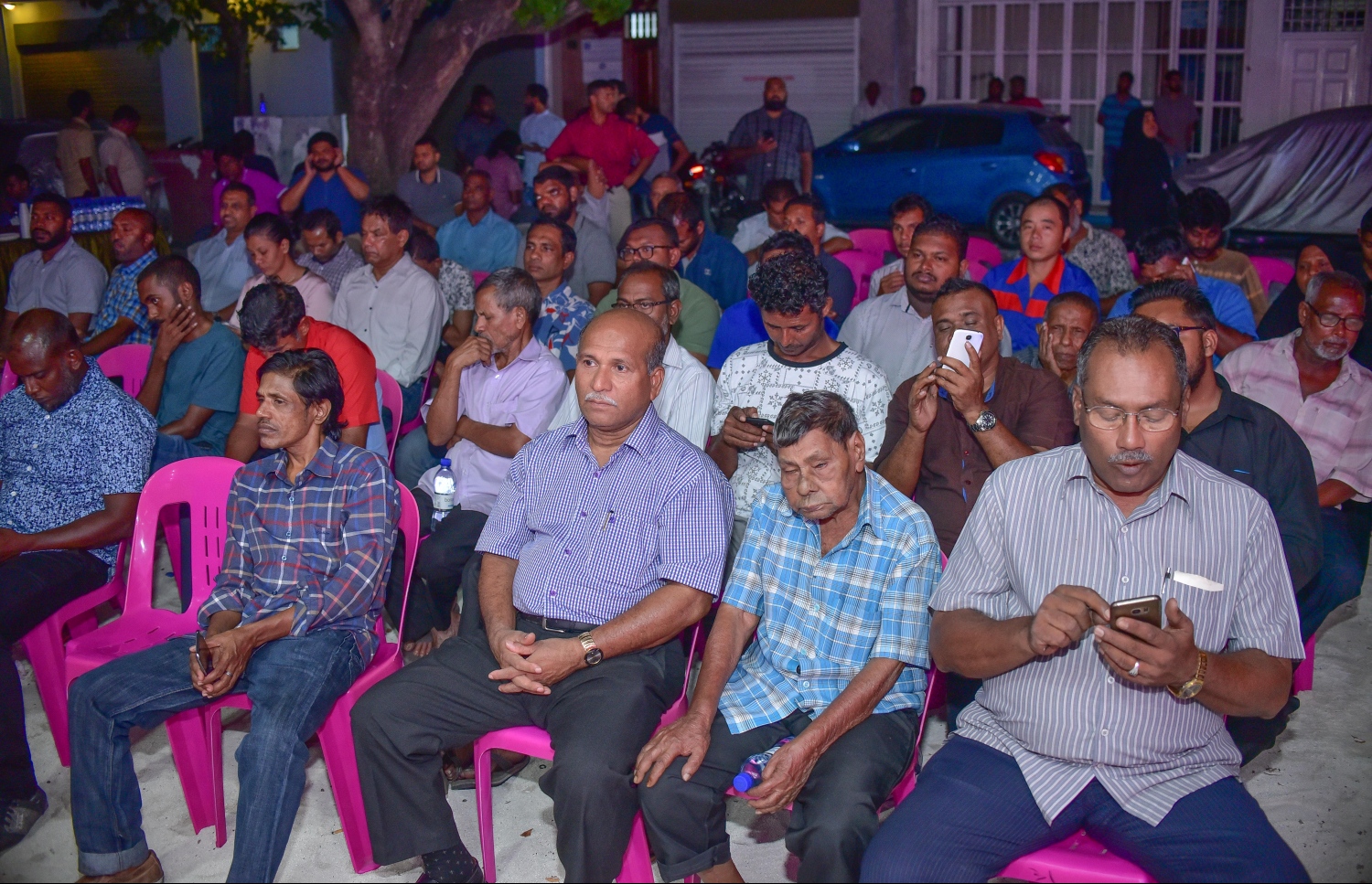 މާލެ: ޖެނުއަރީ 7، 2018- ވެރިކަންކުރާ ޕާޓީ، ޕީޕީއެމުން "ރުމާލު 2" ޖަގަހާގައި ބޭއްވި ޖަލްސާގައި ބައިވެރިވި ބައެއް މީހުން.---ފޮޓޯ: ނިޝާން އަލީ/މިހާރު