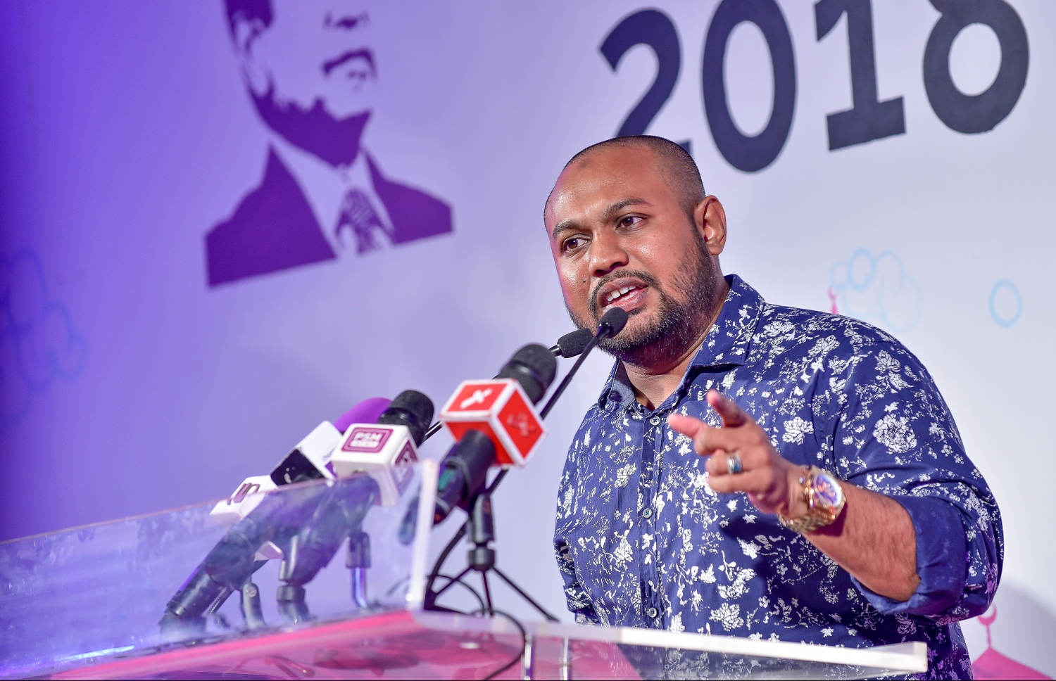 މާލެ: ޖެނުއަރީ 7، 2018- ވެރިކަން ކުރާ ޕާޓީ، ޕީޕީއެމުން "ރުމާލު 2" ޖަގަހާގައި ބޭއްވި ޖަލްސާގައި ތިމާވެއްޓާ ބެހޭ މިނިސްޓްރީގެ ކޯޑިނޭޓަރު ޝައްމޫން ވާހަކަ ދައްކަވަނީ.---ފޮޓޯ: ނިޝާން އަލީ/މިހާރު