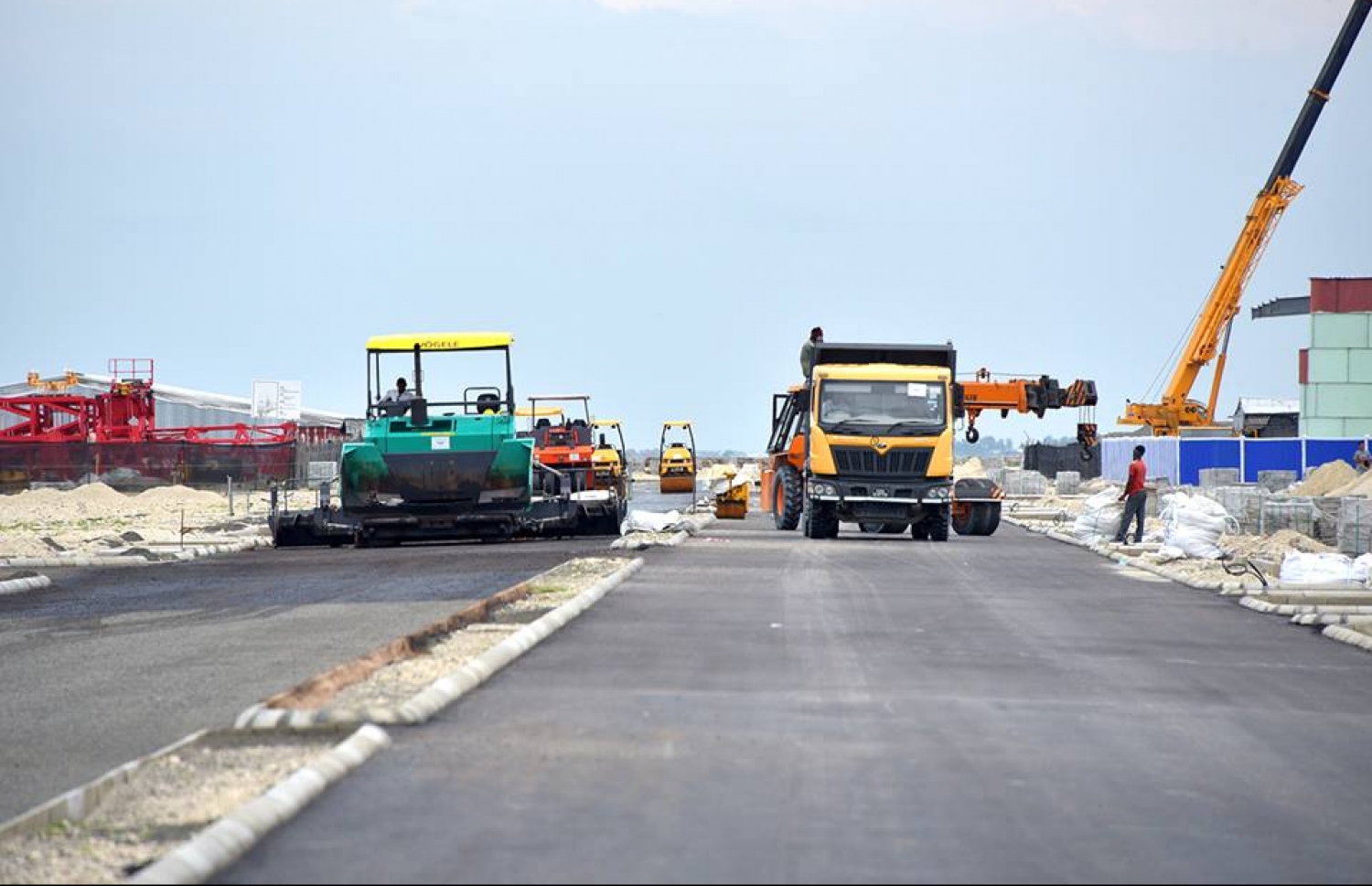 ހުޅުމާލޭގެ ދެވަނަ ފިޔަވަހީގެ މަގުތަކުގައި ތާރު އެޅުމުގެ މަސައްކަތް ކުރަނީ. ފޮޓޯ: އެޗްޑީސީ