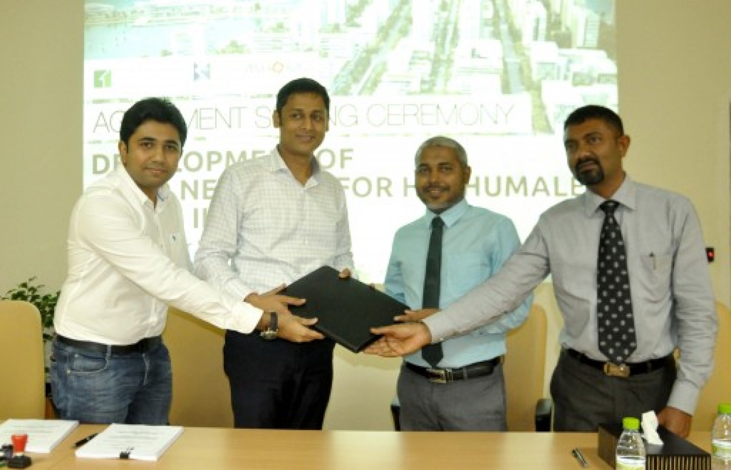 ހުޅުމާލޭގެ ދެ ވަނަ ފިޔަވަހީގެ މަގުތައް ހެދުމުގެ އެއްބަސްވުމުގައި 2015، އޮކްޓޯބަރު 28ގައި އެޗްޑީސީ އާއި އިންޑިއާގެ އެމްއެމް އެކްސްޕޯޓް ކޮންސޯޓިއަމާއެކު އެއްބަސްވުމުގައި ސޮއިކުރުމަށް ފަހު ފޮޓޯއަކަށް ހުއްޓިގެން. ފޮޓޯ: އެޗްޑީސީ