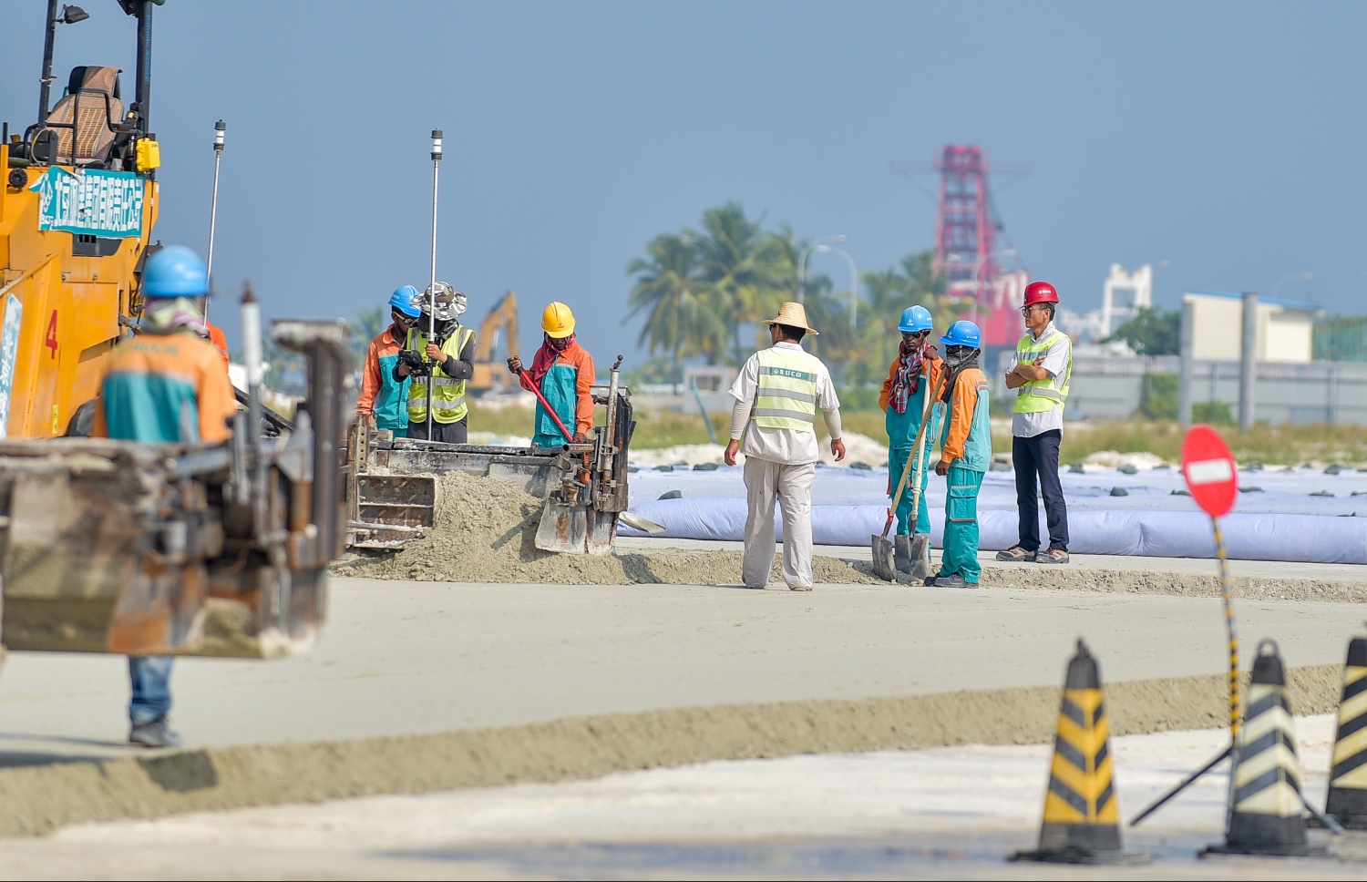 ވެލާނާ އިންޓަނޭޝަނަލް އެއާޕޯޓުގެ އޭޕްރަންގެ ޖާގަބޮޑުކުރުމަށް ހިންގާ މަޝްރޫއުގެ ދަށުން މިއަދު ހެނދުނު އެތަނުގައި ސިމެންތި ފަށަލައެއް އަޅަނީ. ފޮޓޯ: ނިޝާން އަލީ /މިހާރު