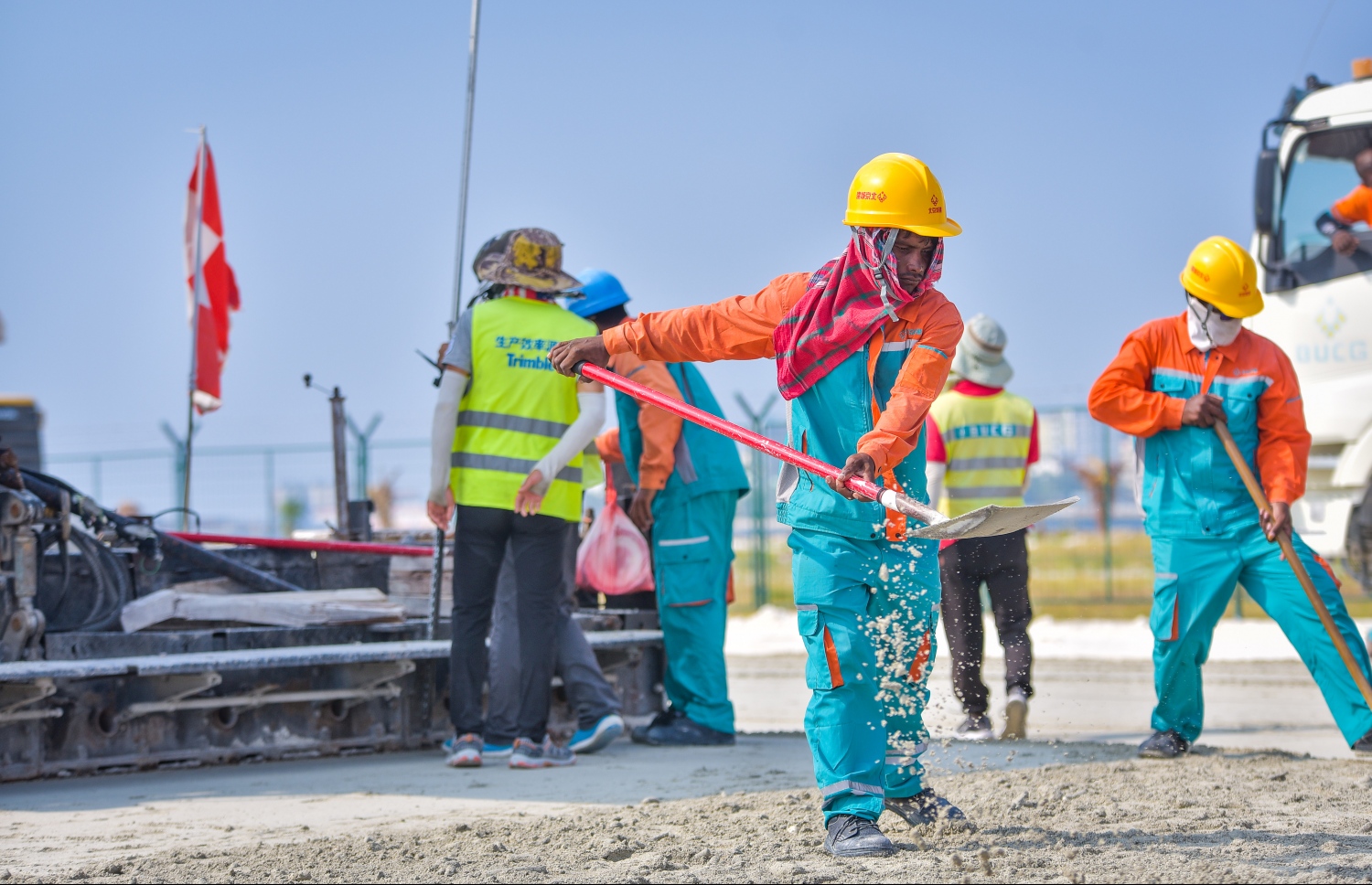 ވެލާނާ އިންޓަނޭޝަނަލް އެއާޕޯޓުގެ އޭޕްރަންގެ ޖާގަބޮޑުކުރުމުގެ މަޝްރޫއުގެ ދަށުން މިއަދު ހެނދުނު އެ ތަނުގައި ސިމެންތި ފަށަލައެއް އަޅަނީ. މިއީ ގާތްގަނޑަކަށް 80،000 އަކަމީޓަރު ސަރަހައެއްގައި ހަދާ އޭޕްރަން އެއް. ފޮޓޯ: ނިޝާން އަލީ /މިހާރު