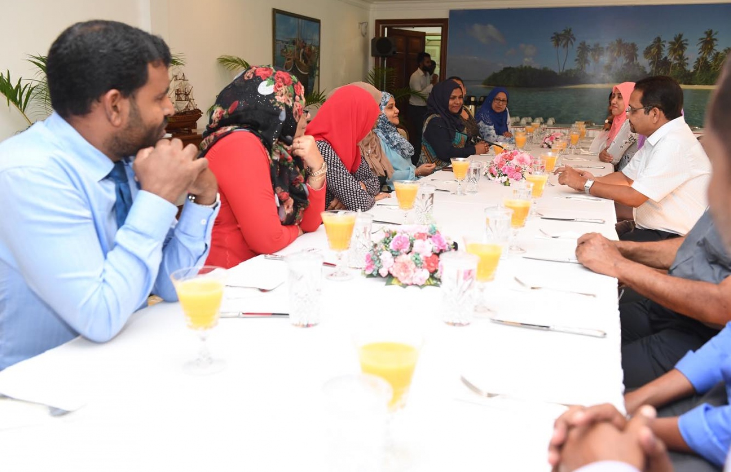 ފަސްޓް ލޭޑީ ފާތުން މާލޭގެ ސްކޫލުތަކުގެ ޕްރިންސިޕަލުންނާ އިއްޔެ ބައްދަލު ކުރައްވަނީ
